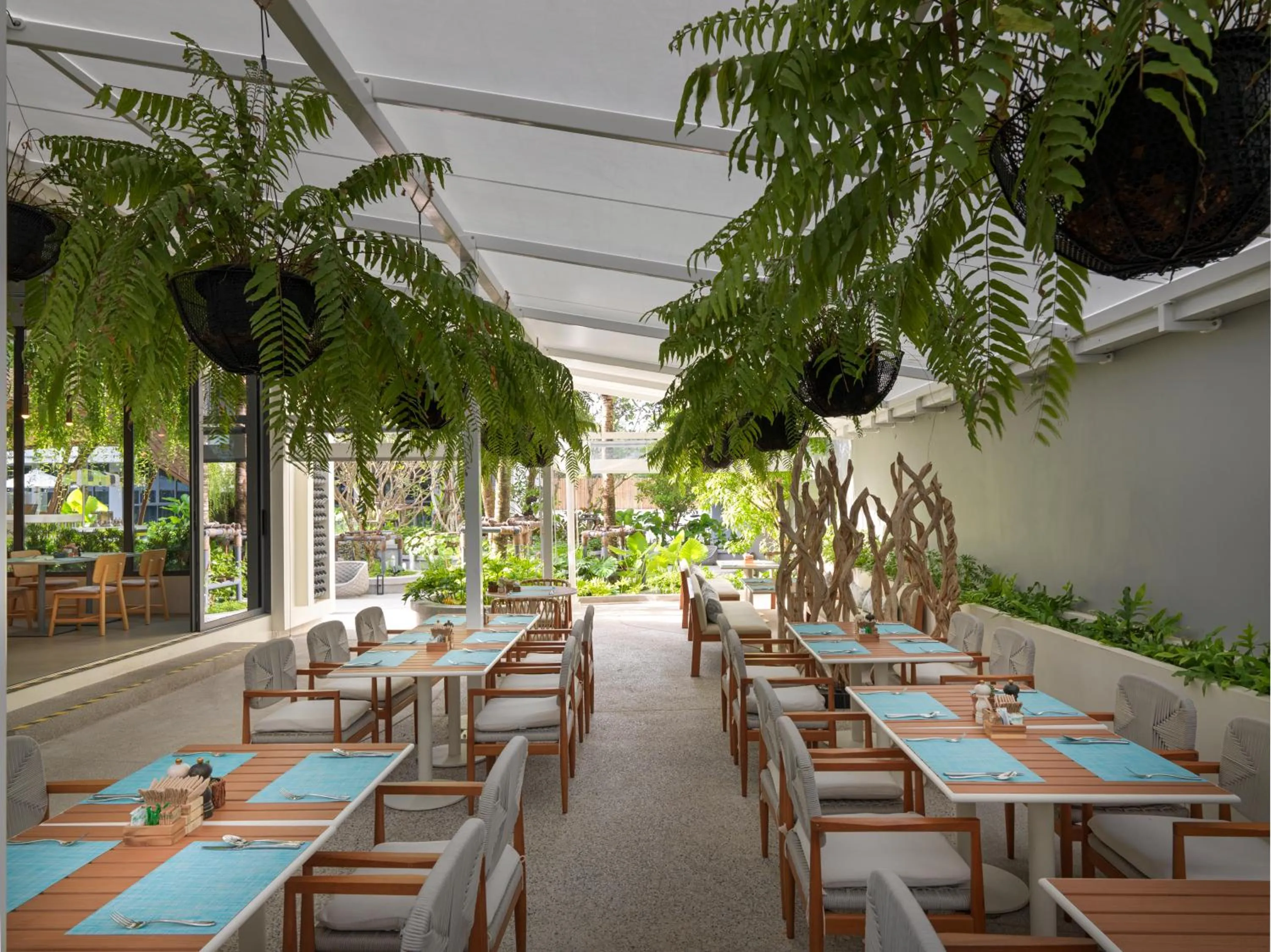 Restaurant/places to eat in La Green Hotel and Residence