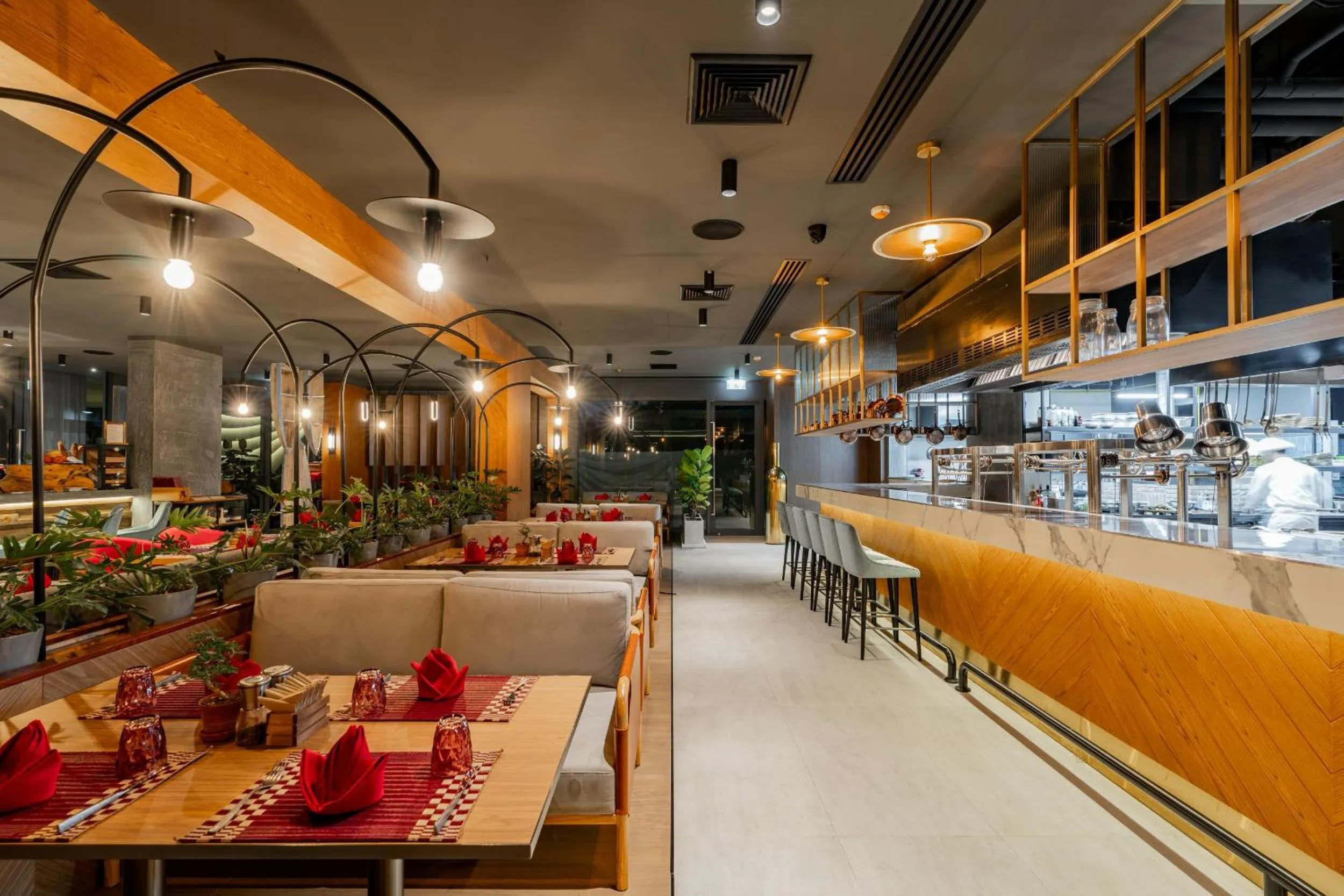 Restaurant/places to eat in La Green Hotel and Residence