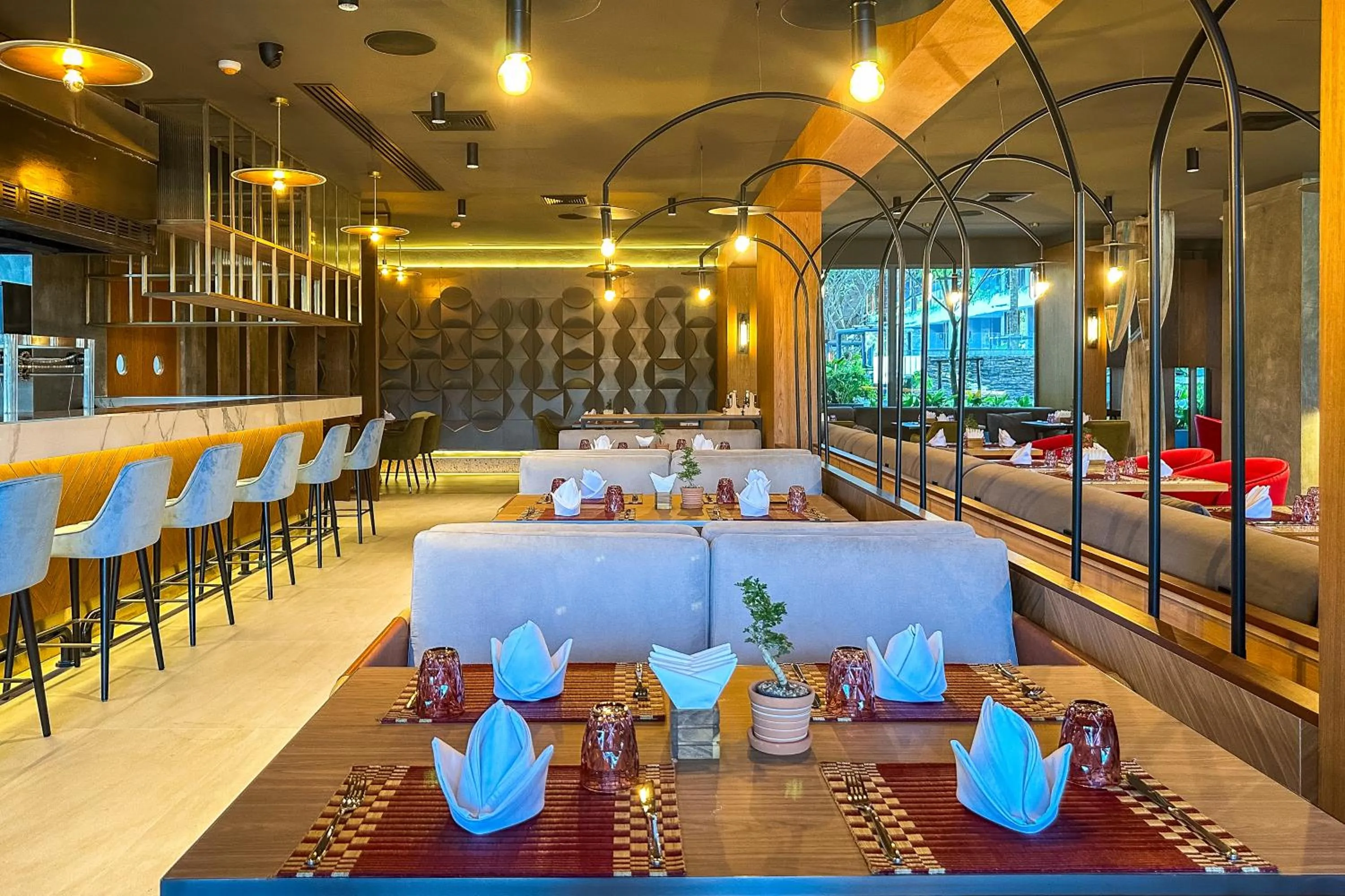 Restaurant/places to eat in La Green Hotel and Residence