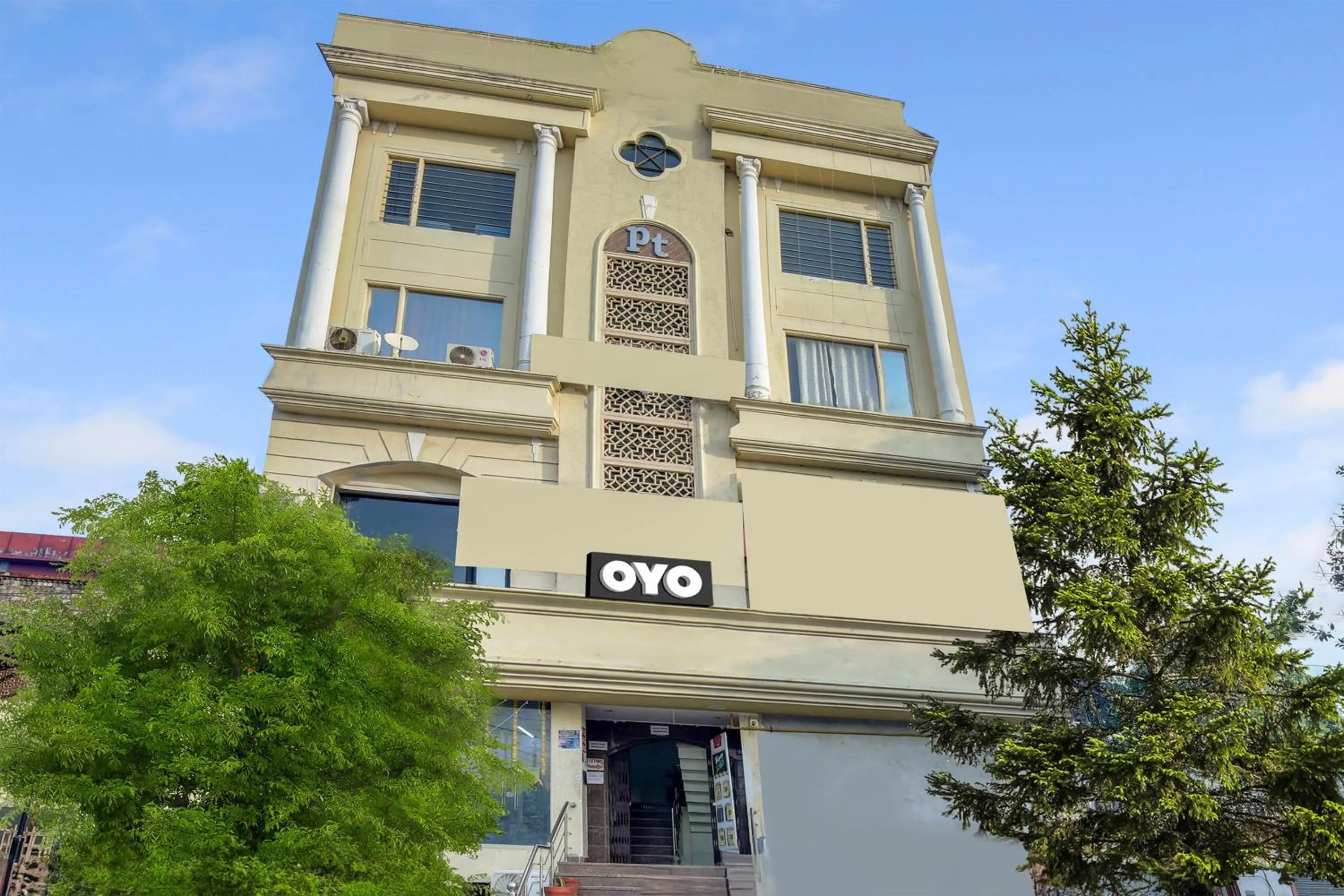 Facade/entrance in Collection O White Prime