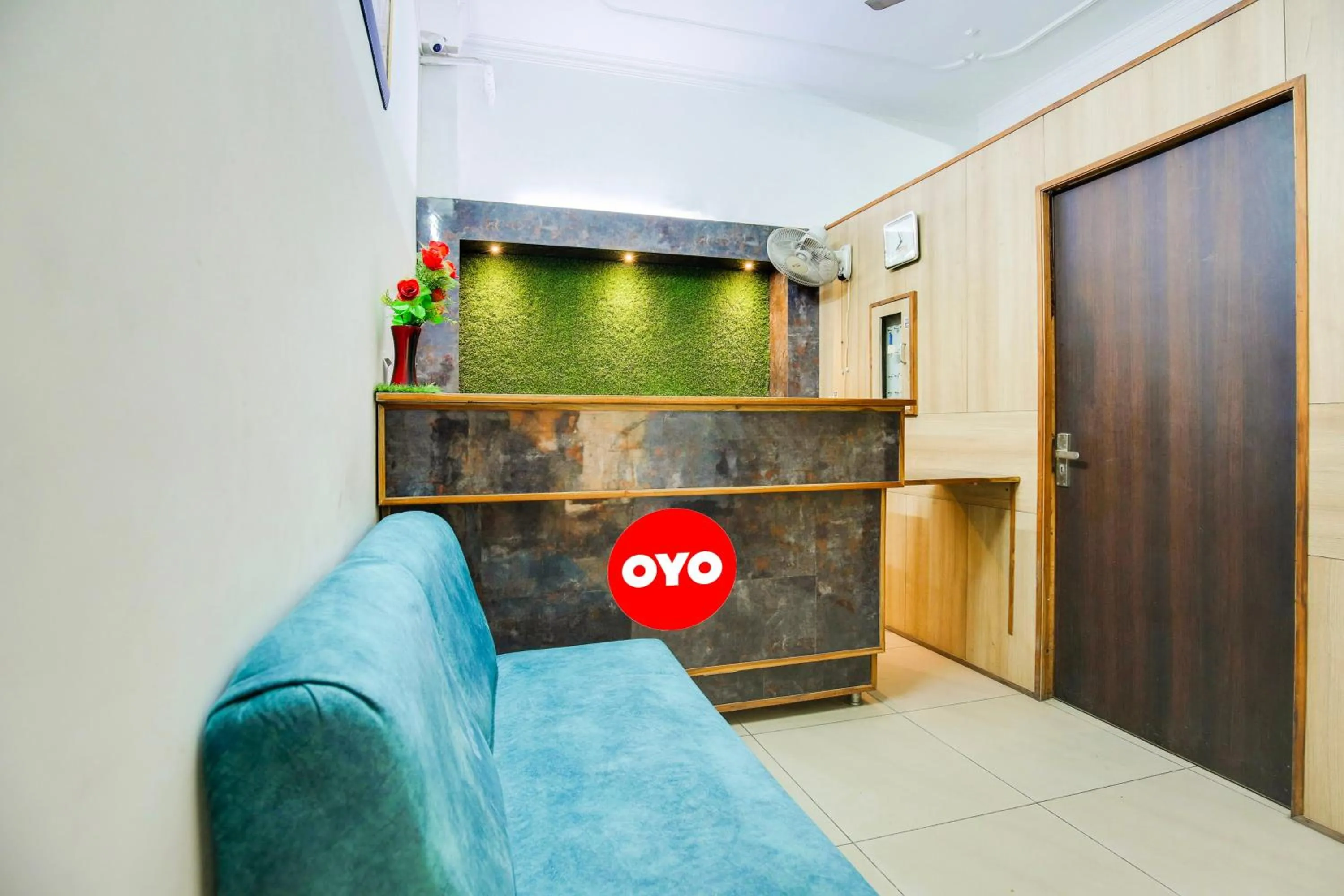 Lobby or reception in Collection O White Prime