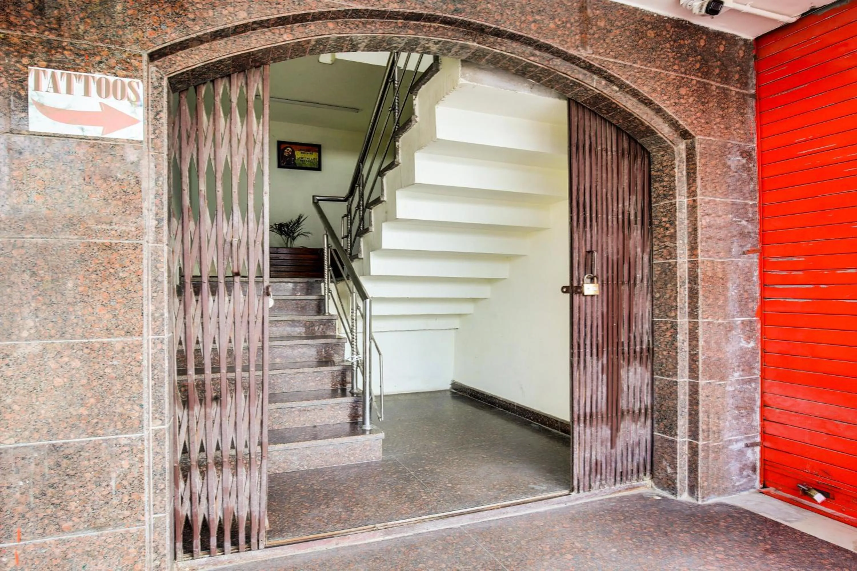 Facade/entrance in Super Collection O White Prime