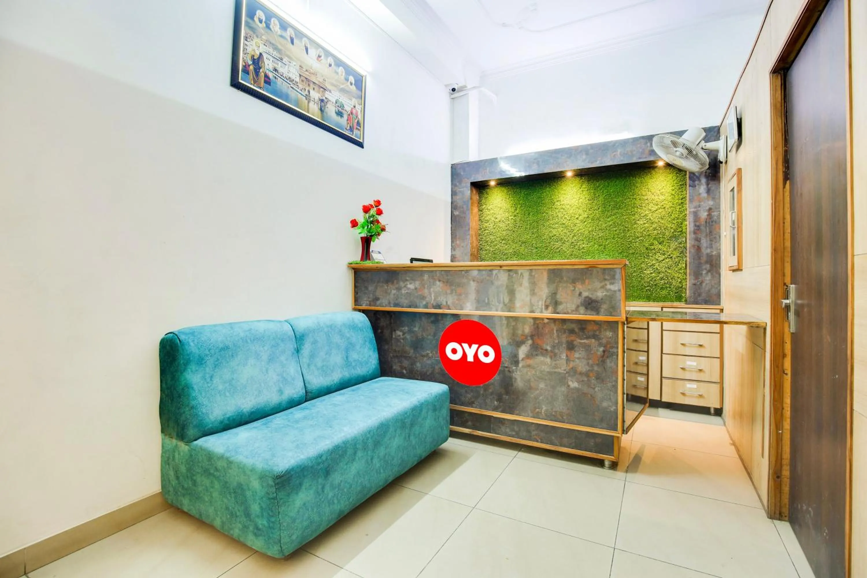 Lobby or reception in Collection O White Prime