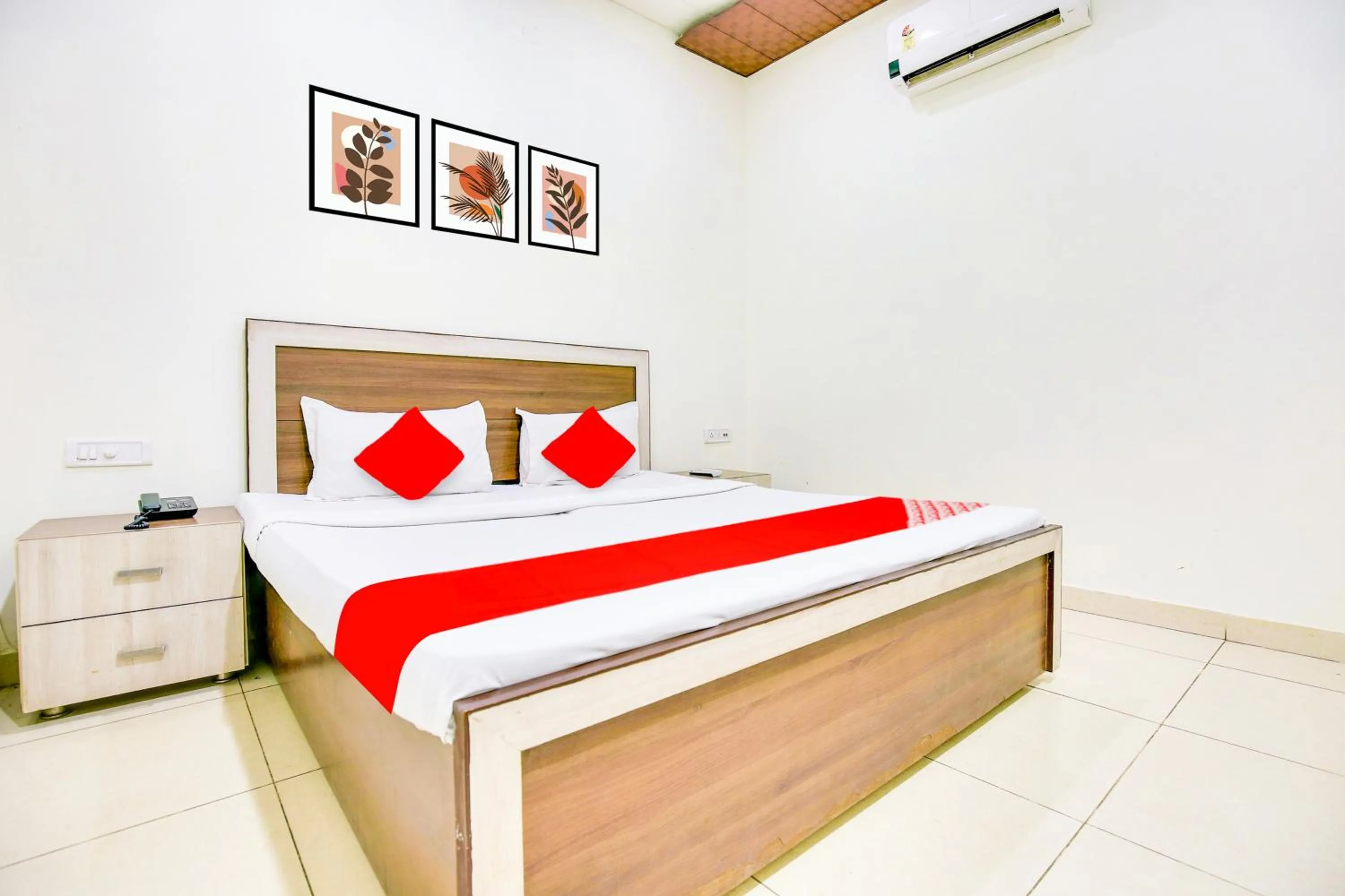 Bedroom, Bed in Collection O White Prime