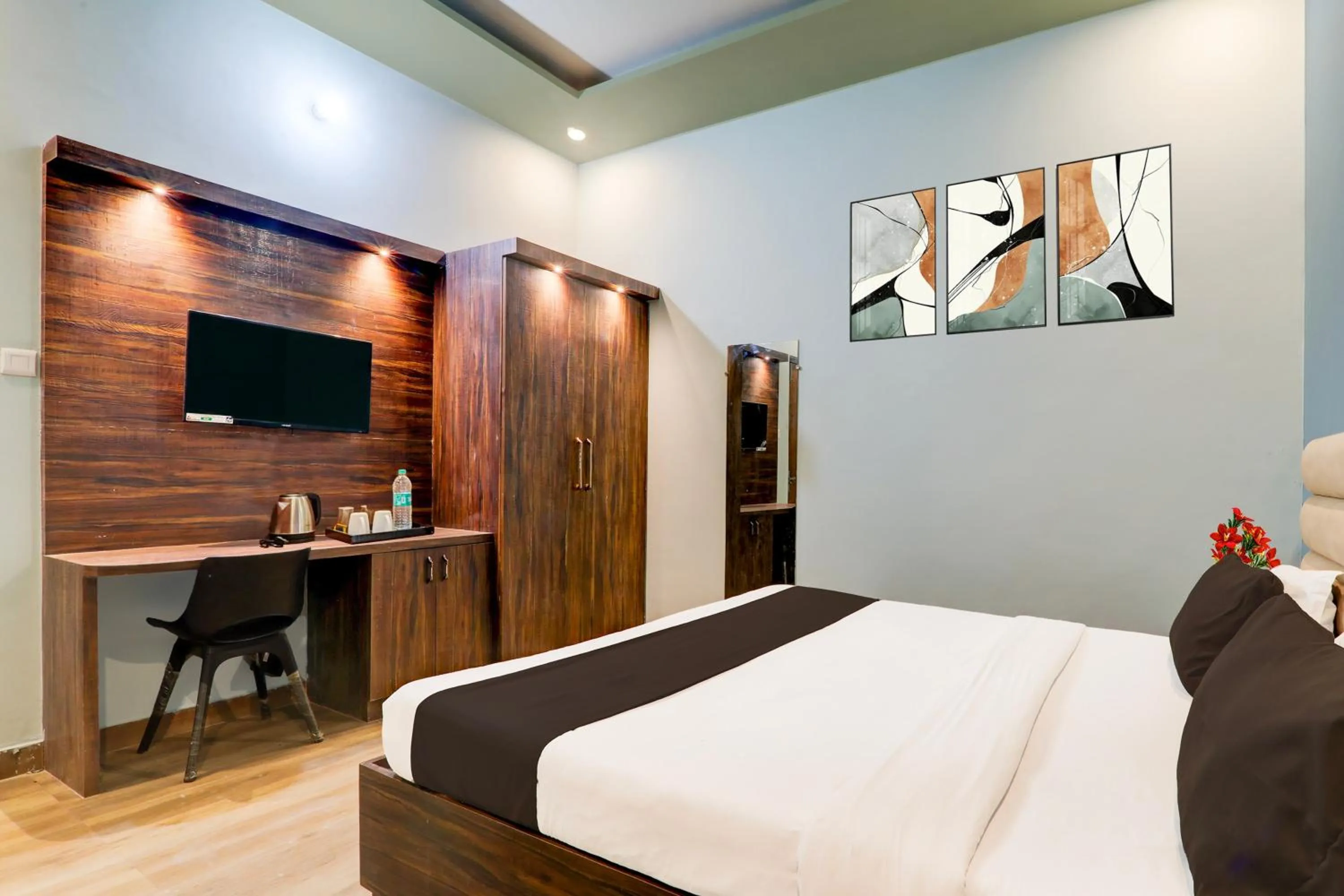 Bedroom, Bed in Super Hotel O Gomti Nagar Vigyan khand