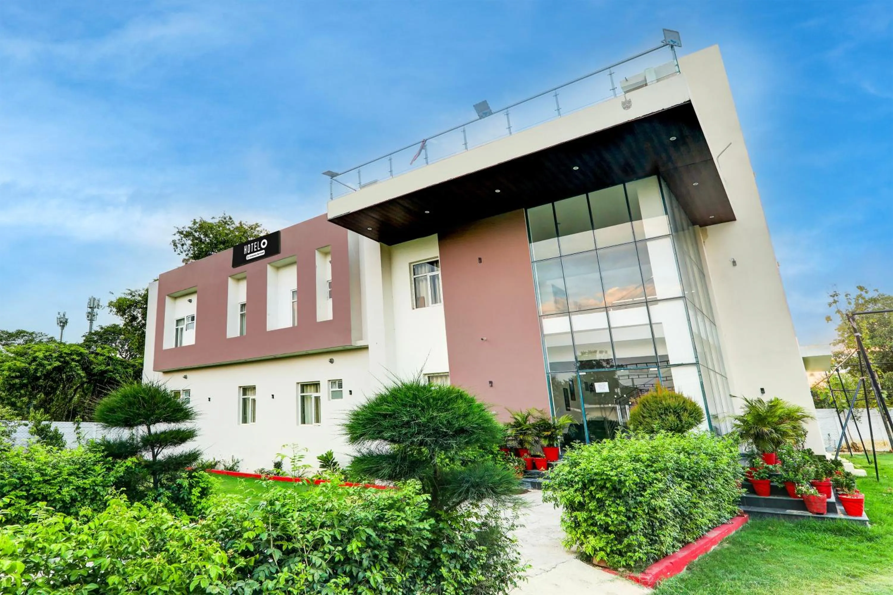 Facade/entrance in Super Hotel O Gomti Nagar Vigyan khand