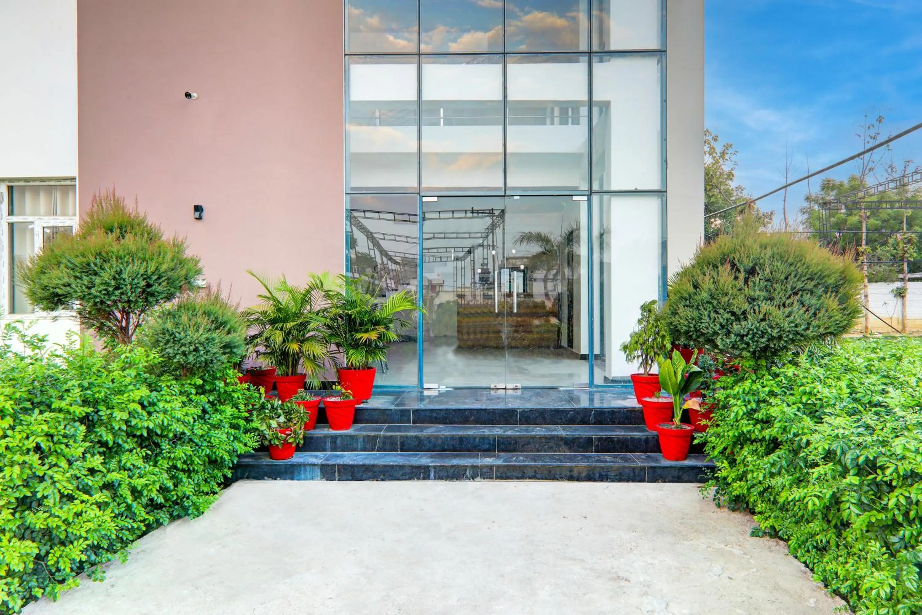 Facade/entrance in Super Hotel O Gomti Nagar Vigyan khand