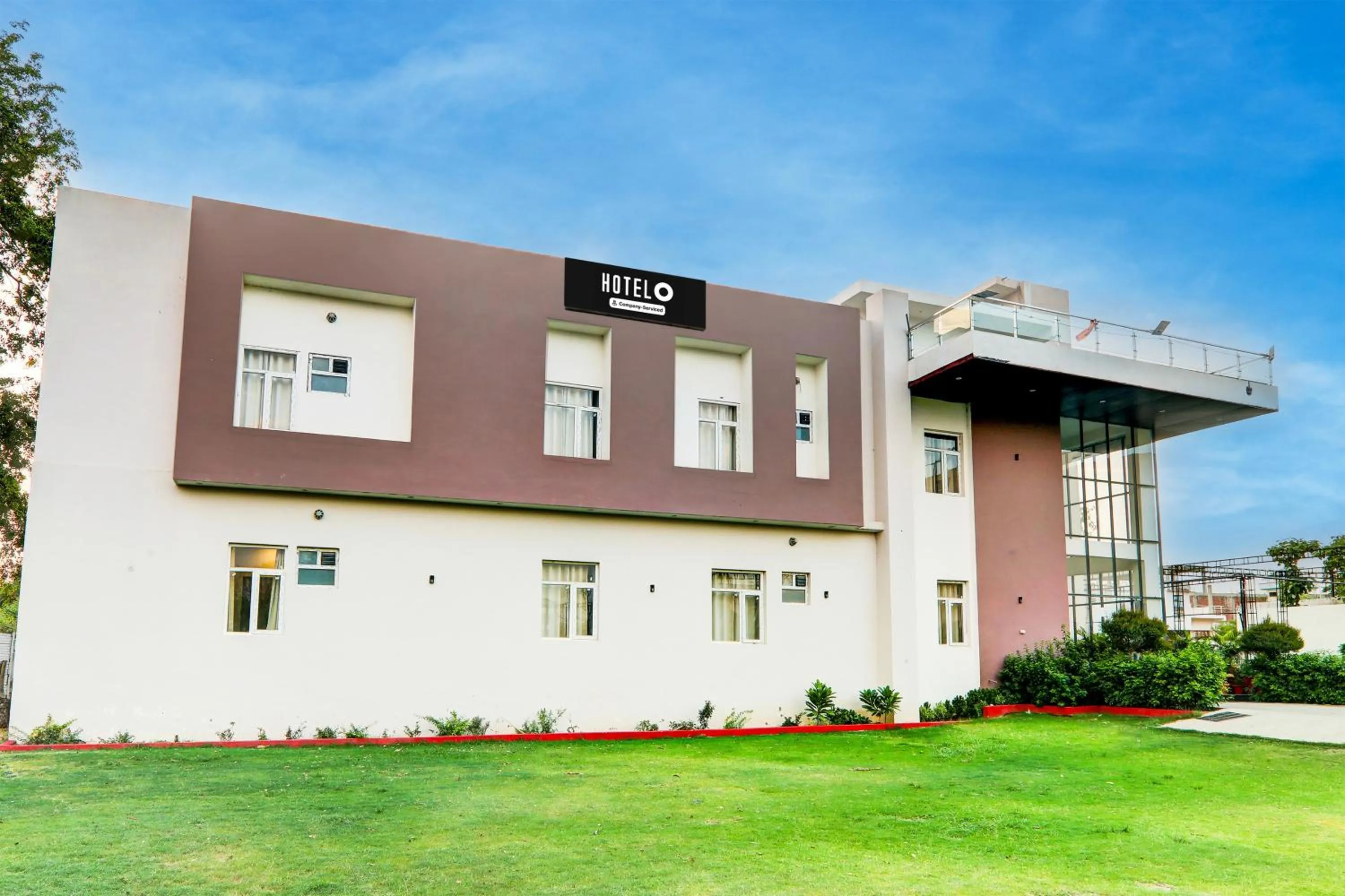 Facade/entrance in Super Hotel O Gomti Nagar Vigyan khand