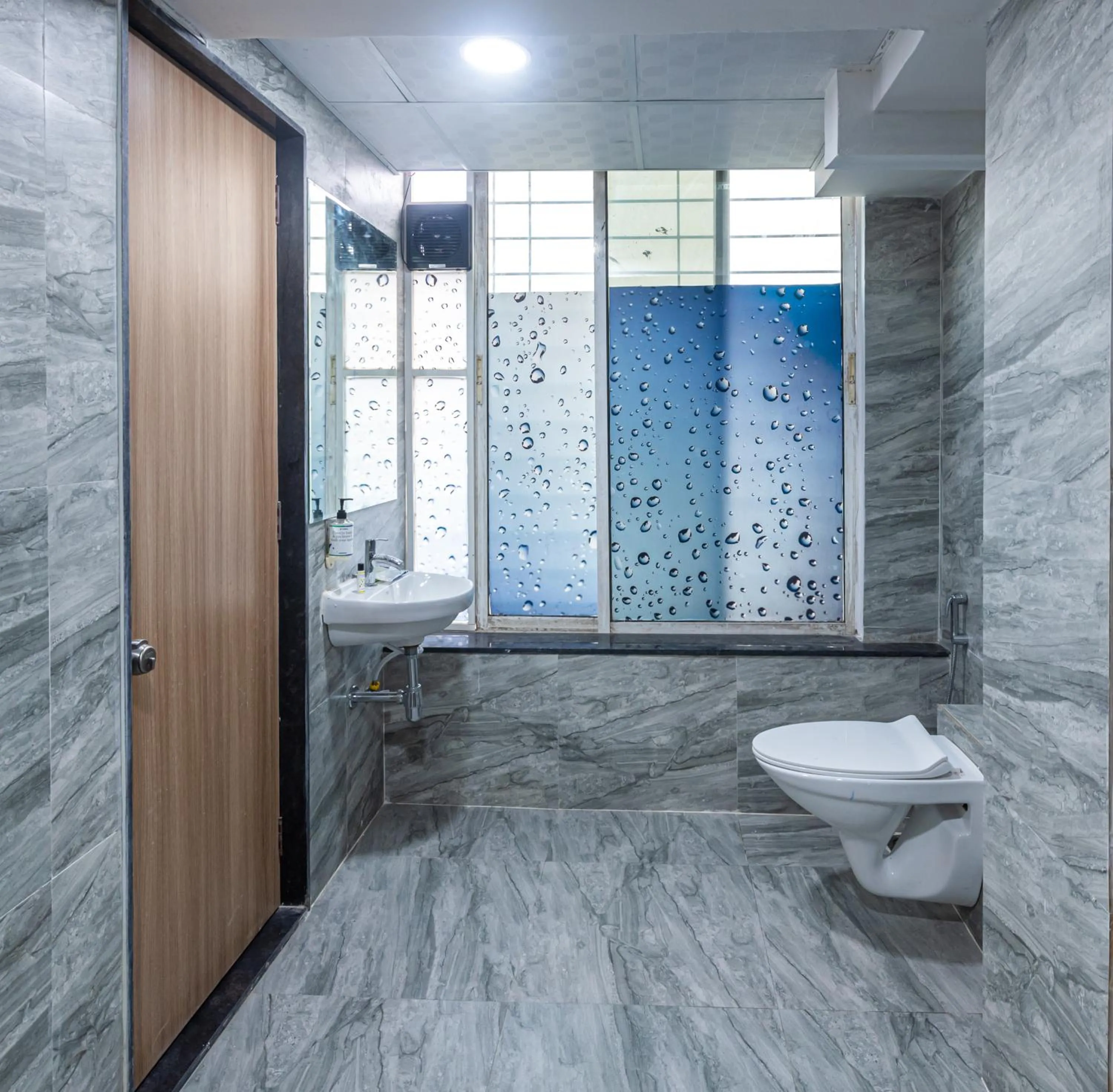 Toilet in Treebo Cocostay, Hadapsar