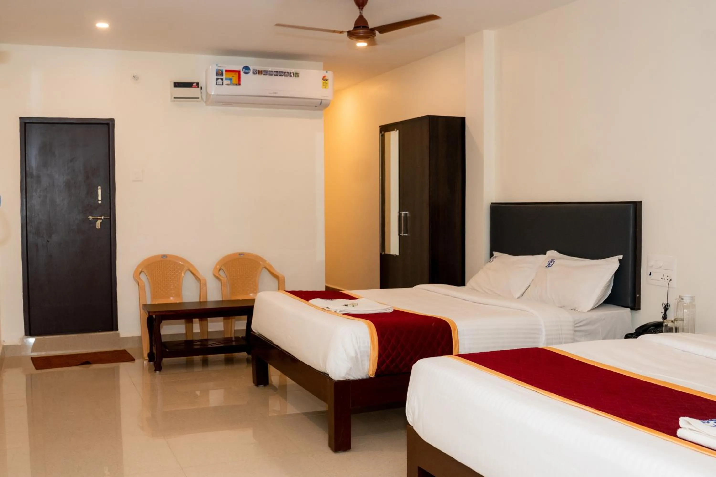 Bed in Hotel Sitar Grand