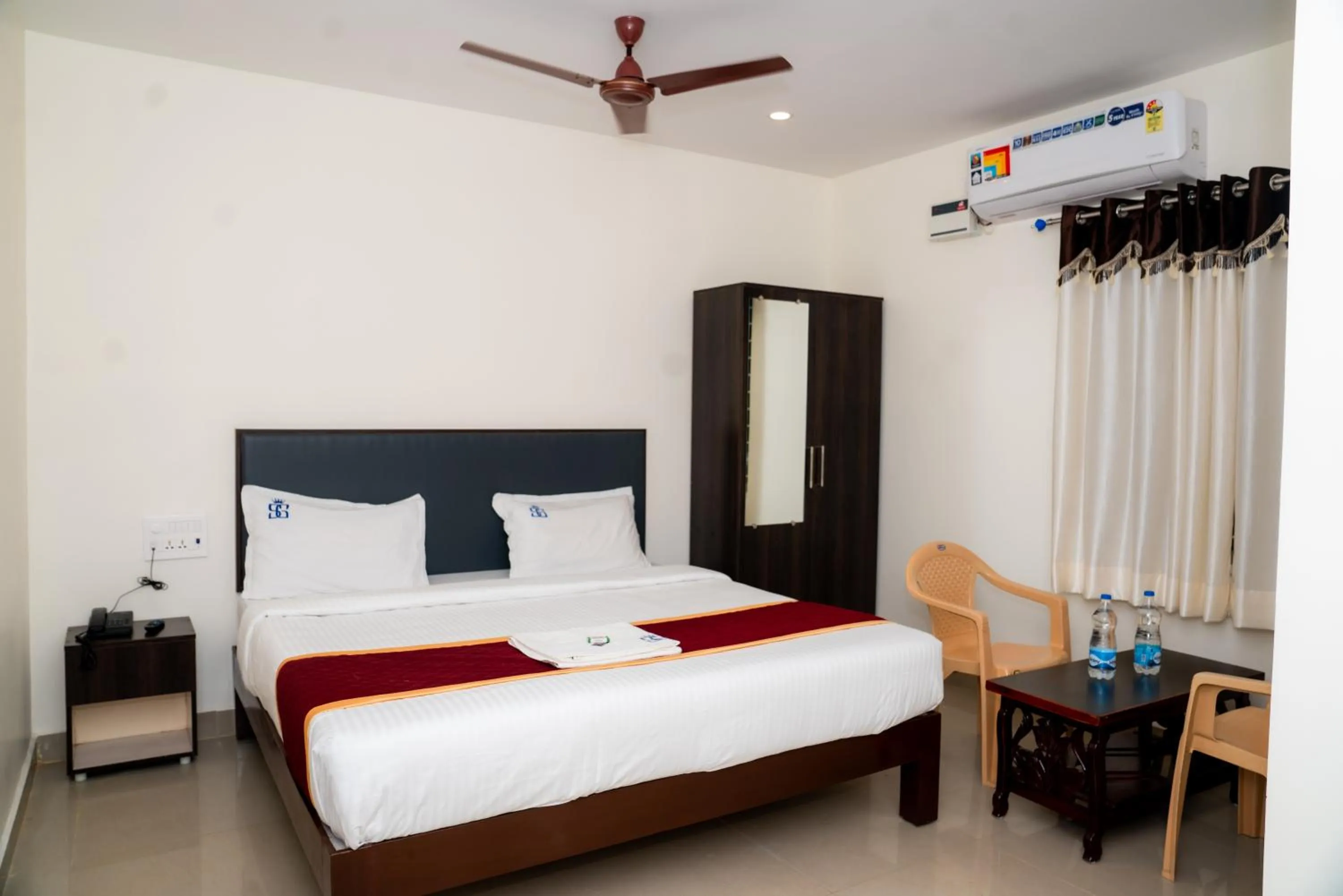 Bed in Hotel Sitar Grand