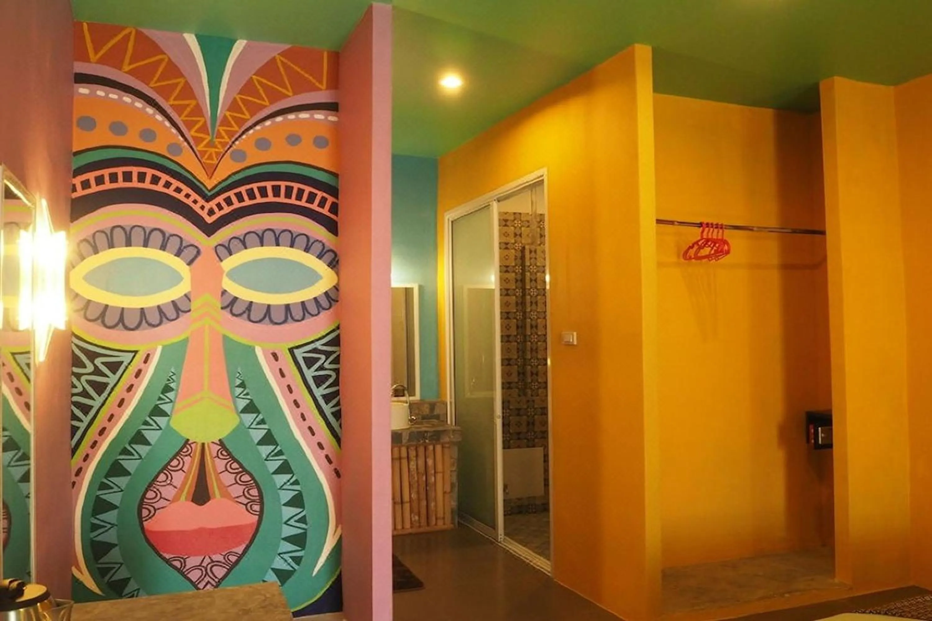 wardrobe in Chaba Bungalows