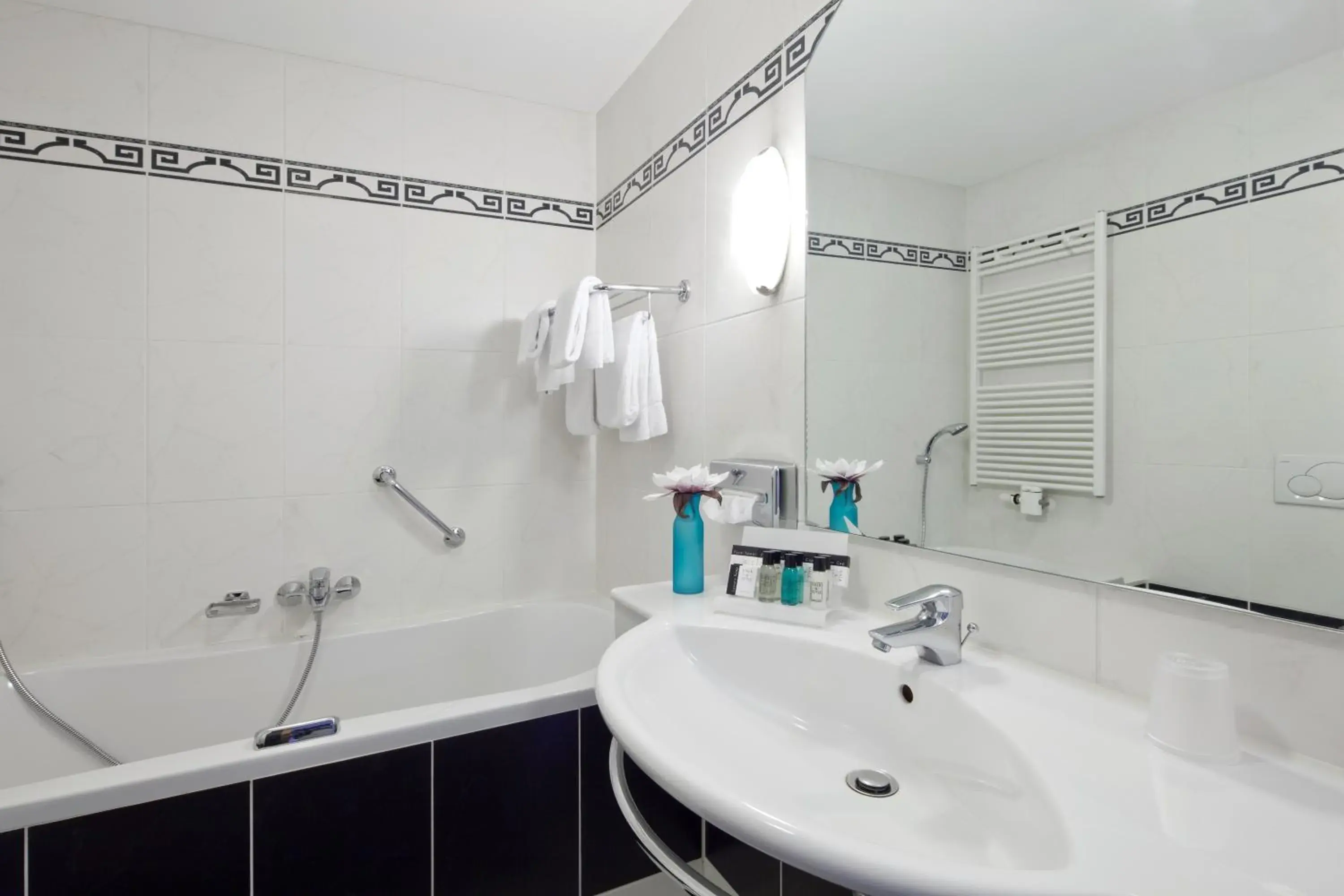 Comfort Twin Room with Balcony in Van der Valk Hotel Leiden Comfort Twin Room with Balcony in Van der Valk Hotel Leiden