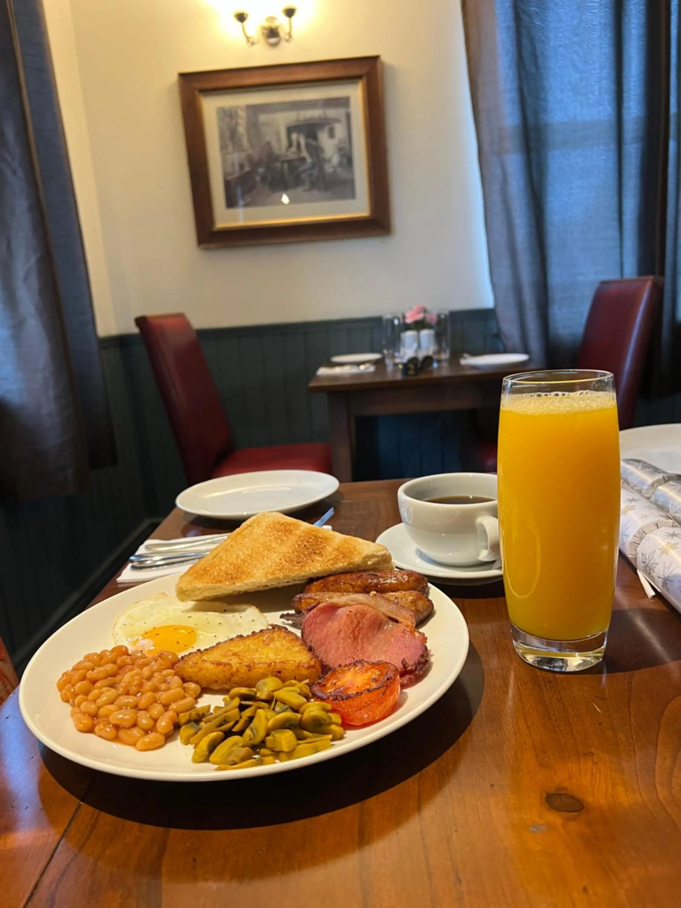 Breakfast in Leaking Well, Dunhampton
