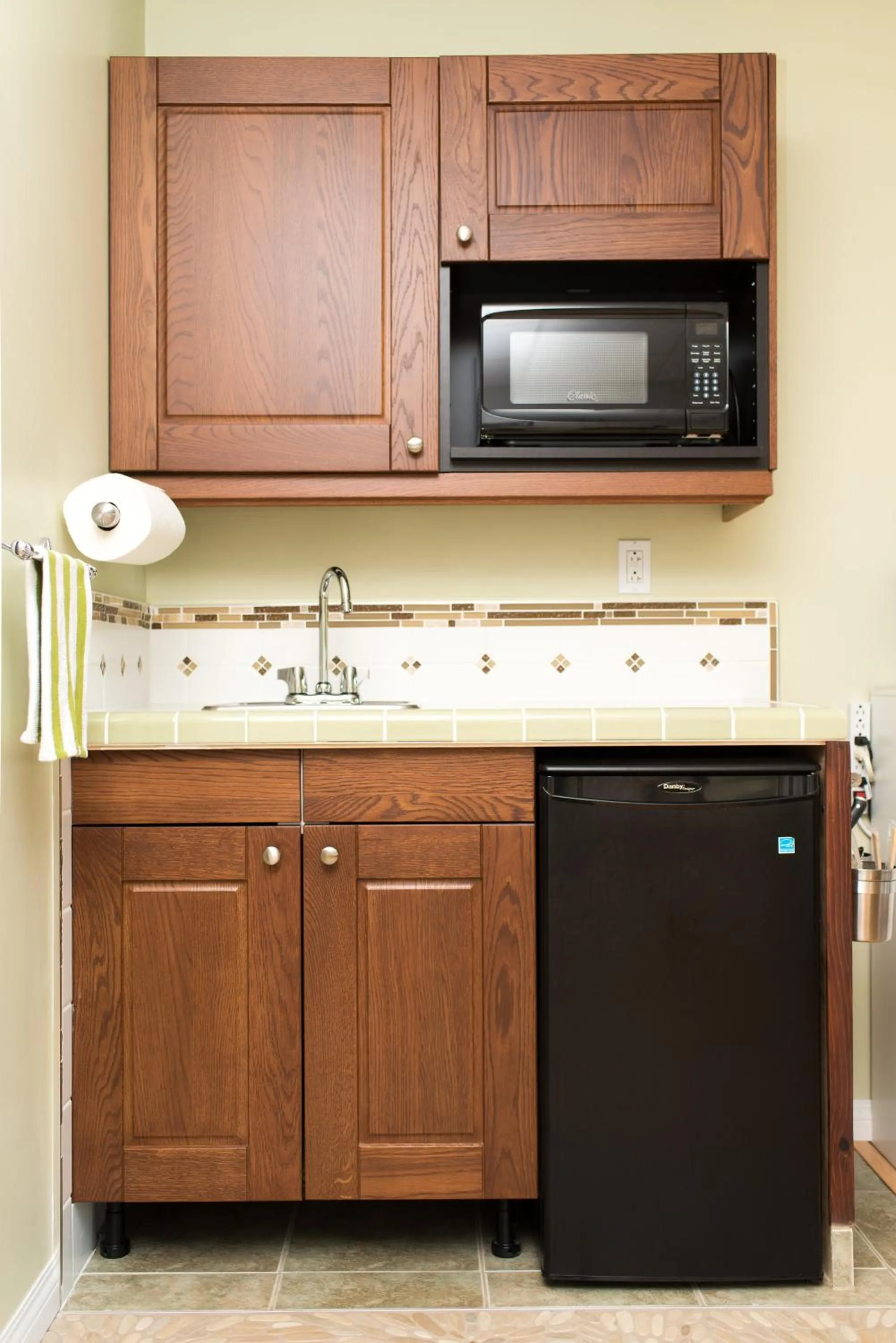 Kitchen or kitchenette in Madeira Park Oceanview Suites