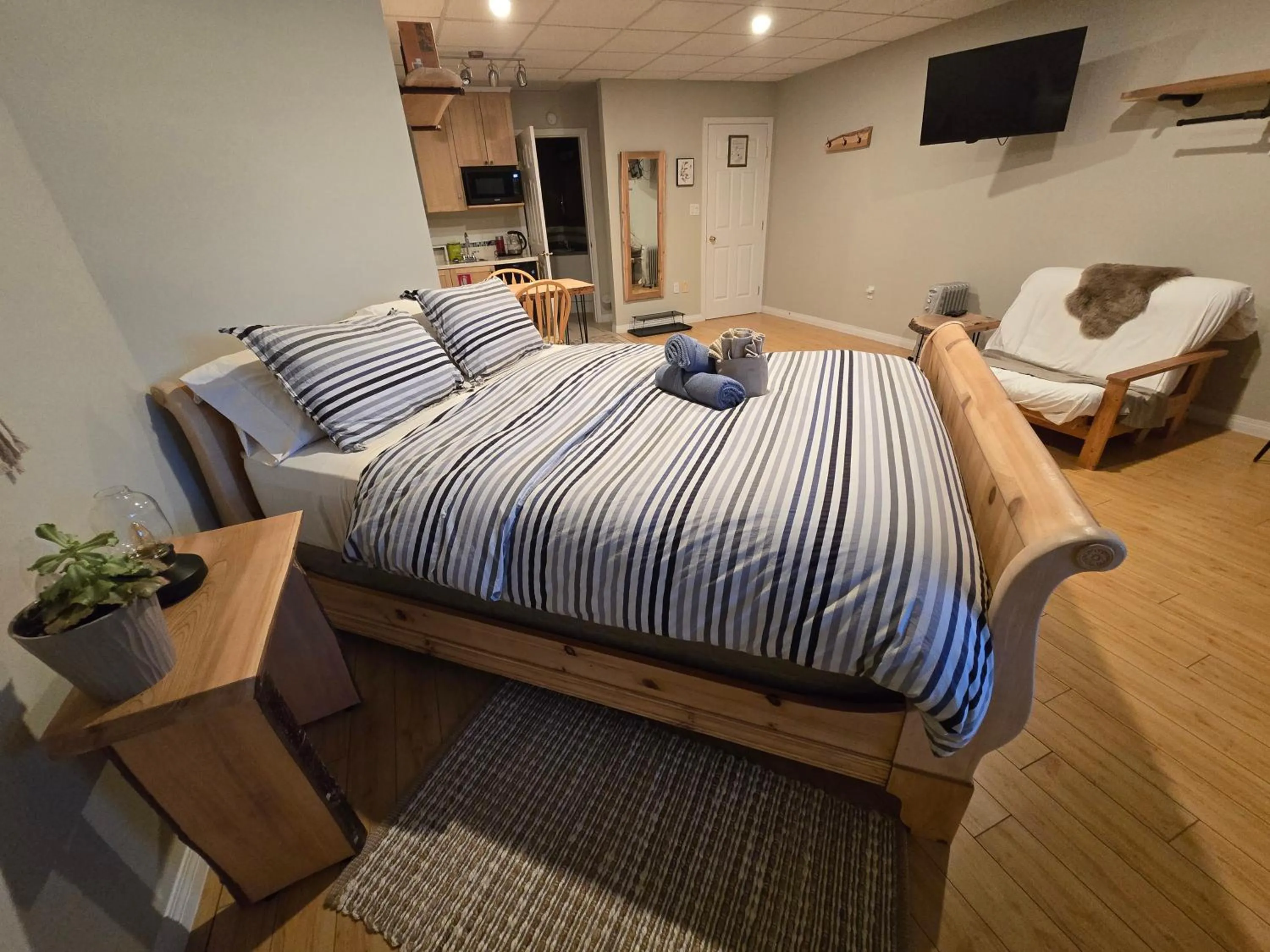 Bed in Madeira Park Oceanview Suites