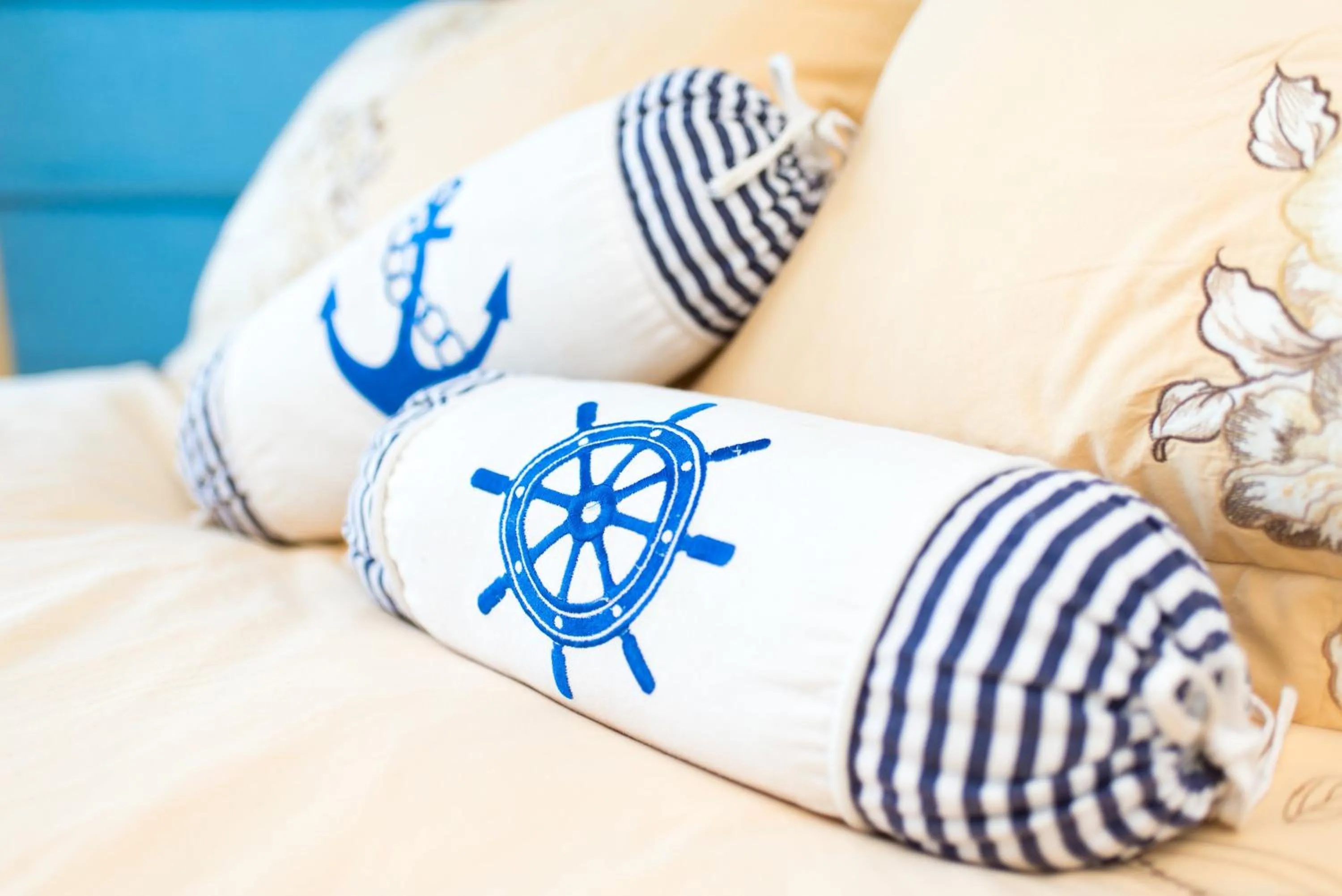 Bed in Madeira Park Oceanview Suites