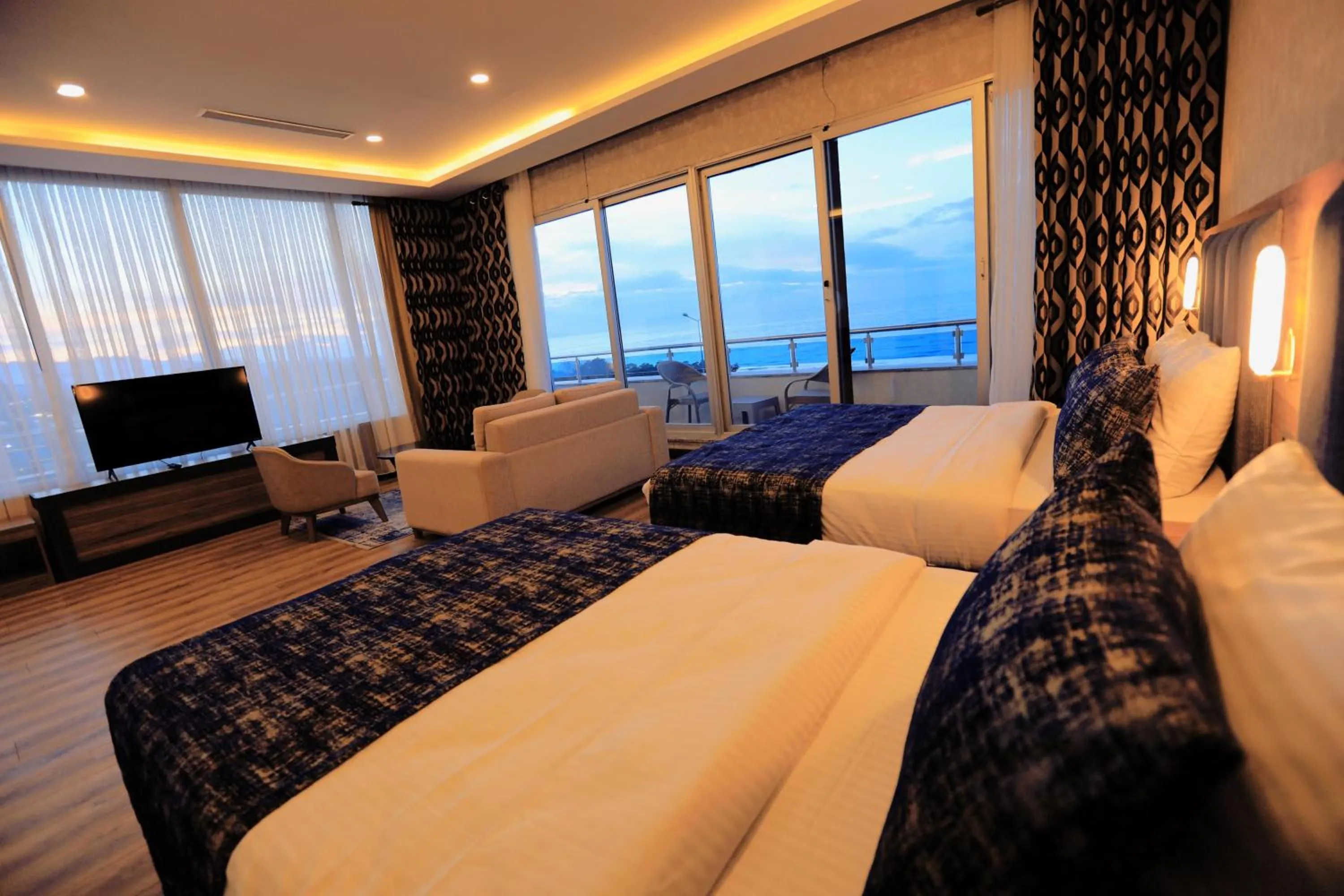 Seating area, Bed in Elite World GO Van Edremit