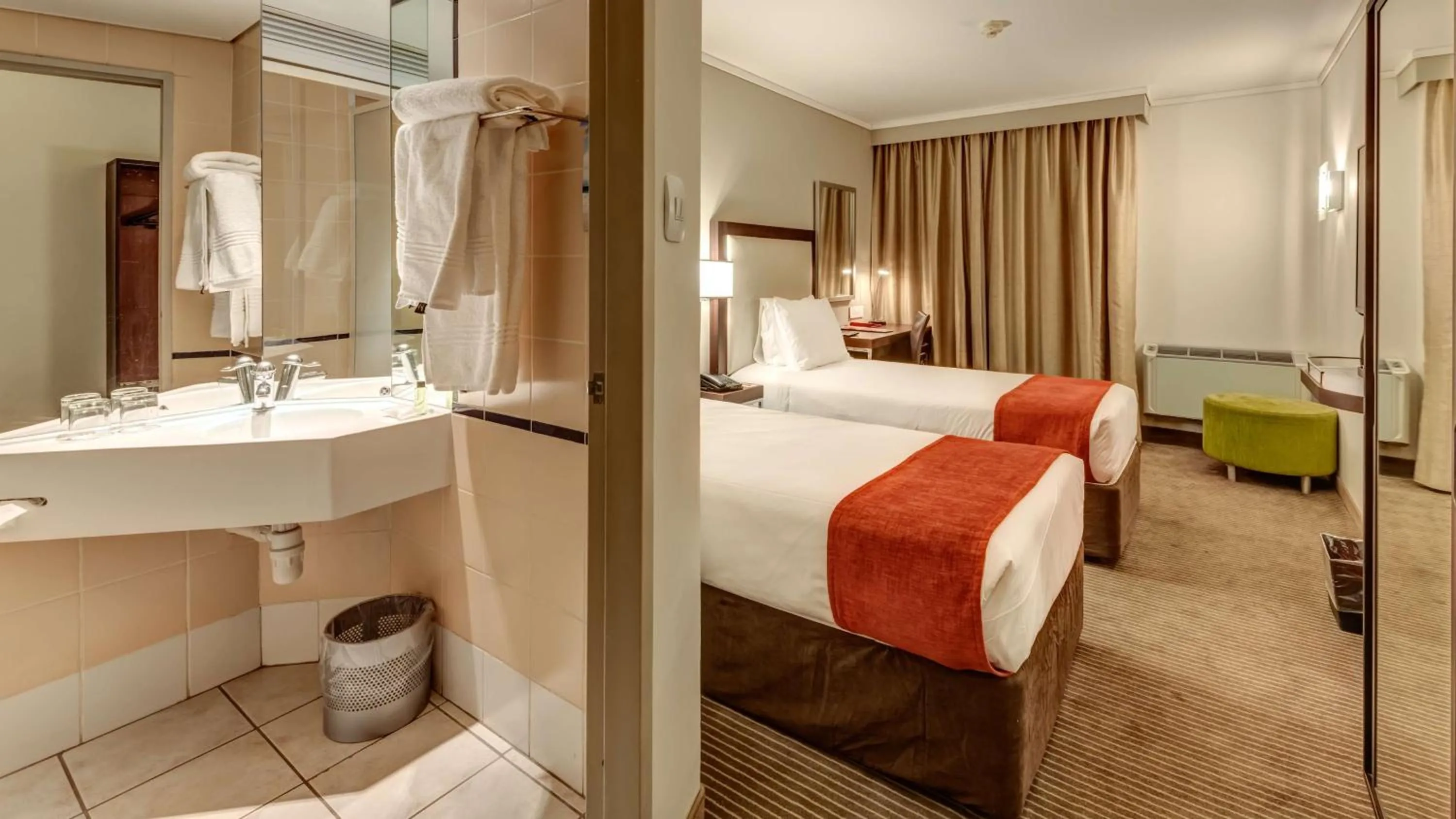 Bedroom, Bed in StayEasy Eastgate