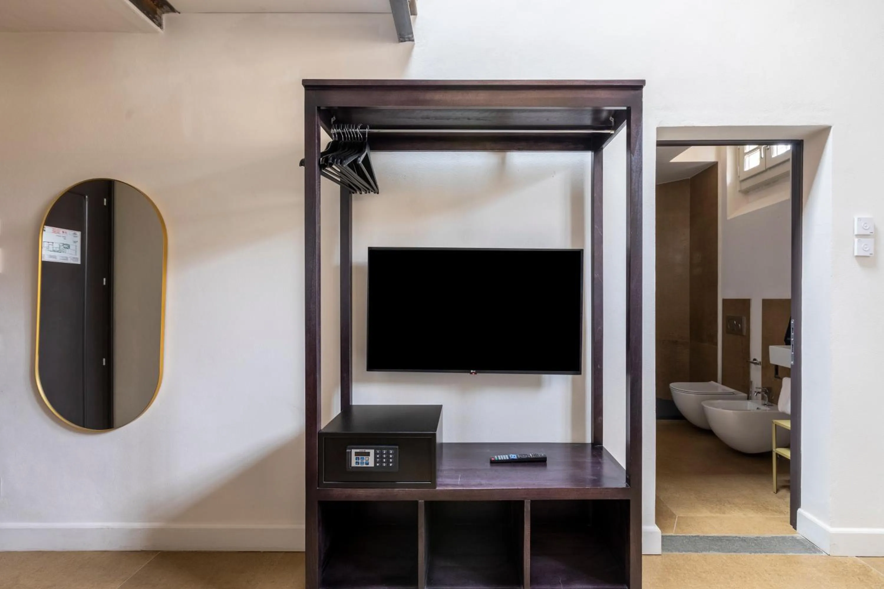 TV and multimedia in Numa Florence Felice