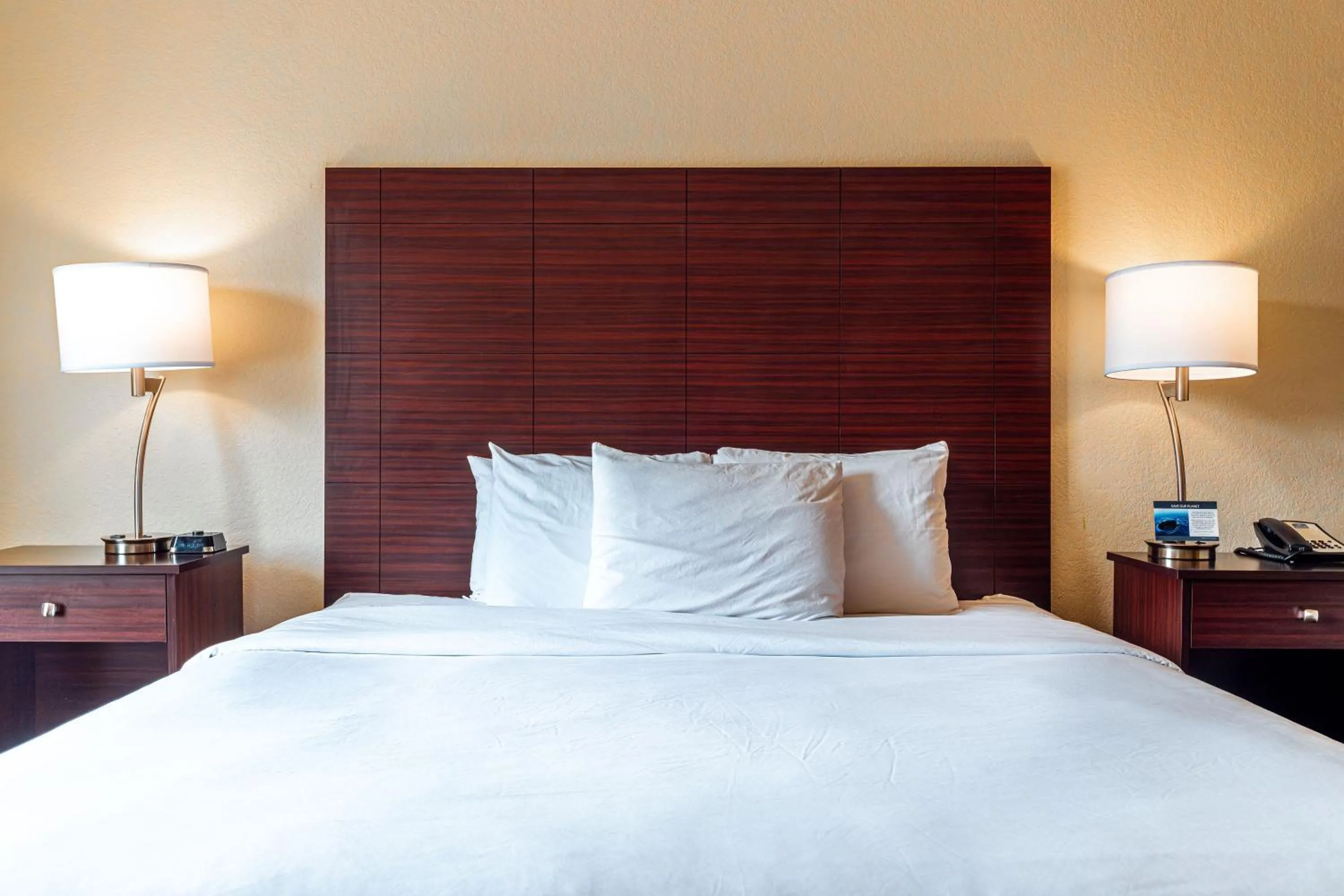 Bedroom, Bed in Cobblestone Inn & Suites - Big Lake