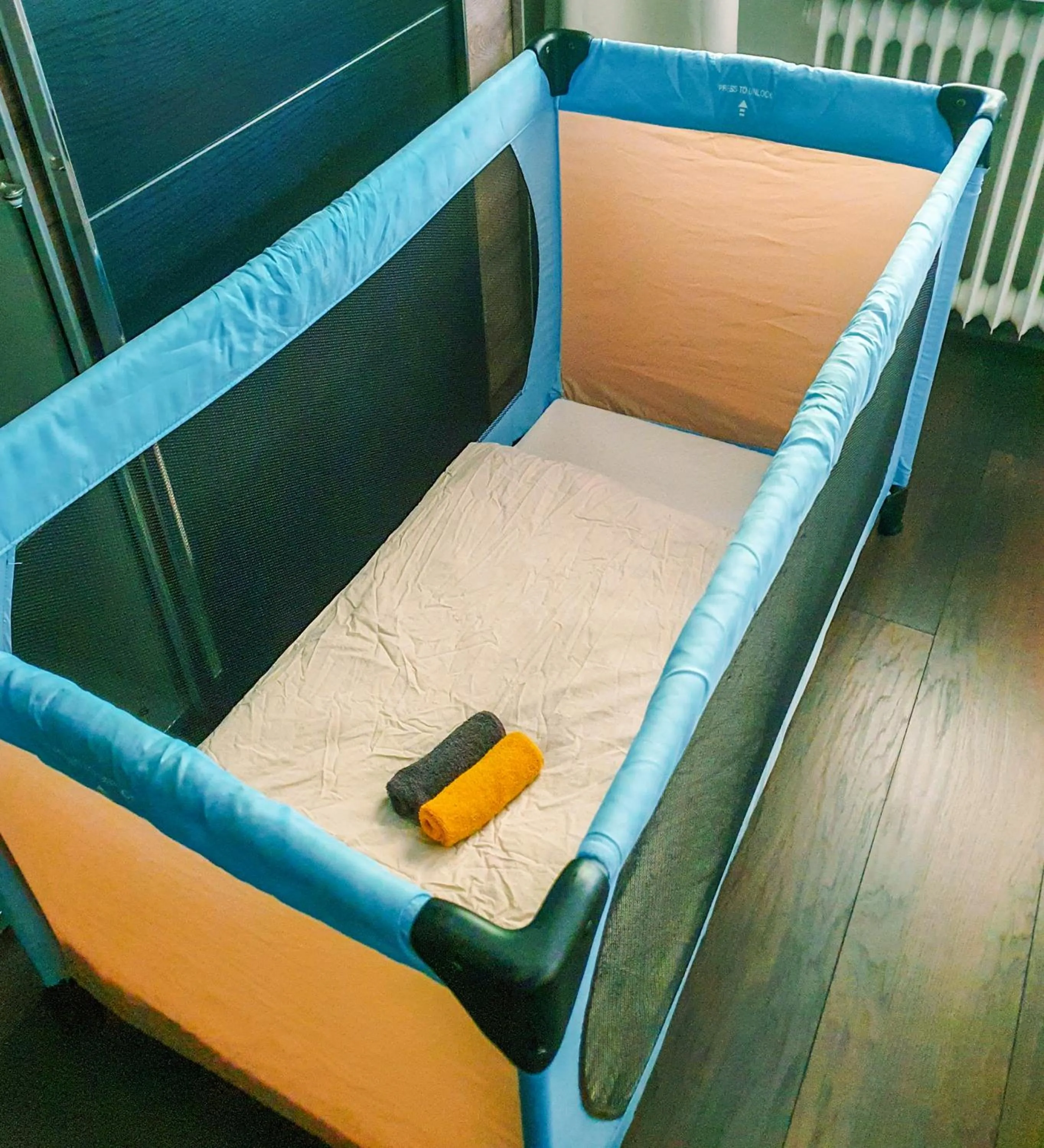 cot, Bed in Familienfreundliche Wohnung zwischen Köln & Aachen