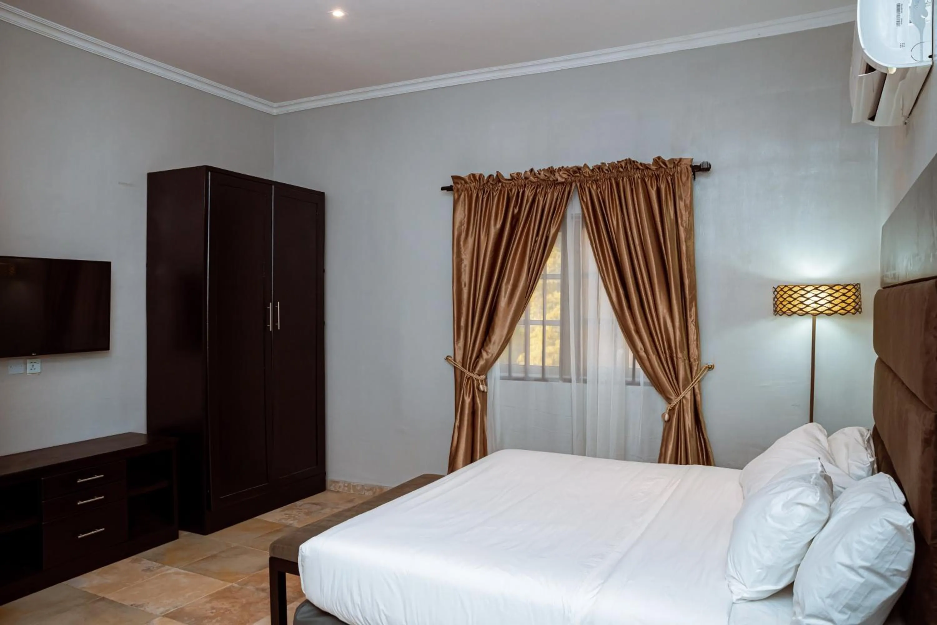 Bed in IKOGOSI WARM SPRINGS RESORT