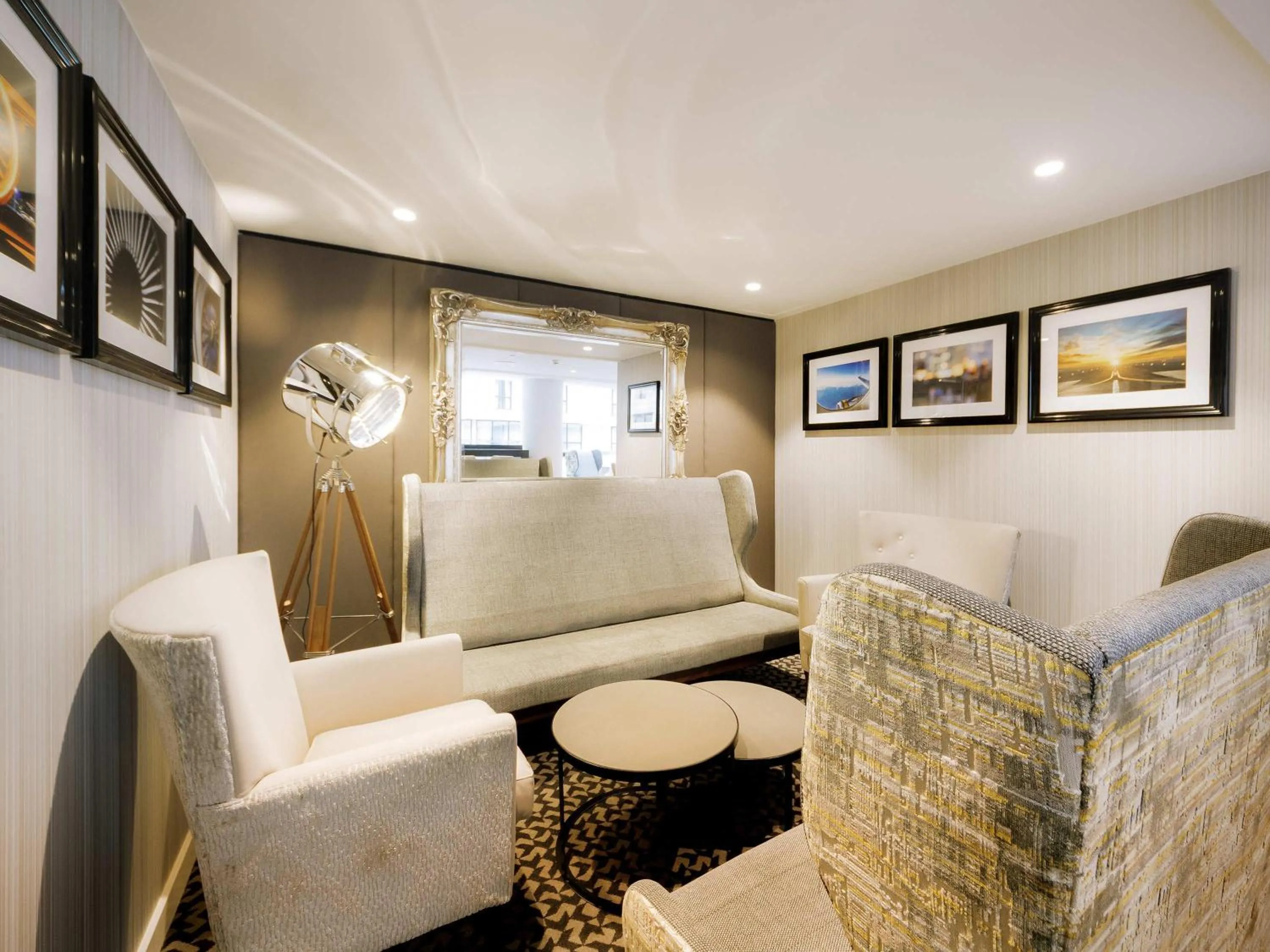 Lounge or bar in Sofitel London Gatwick