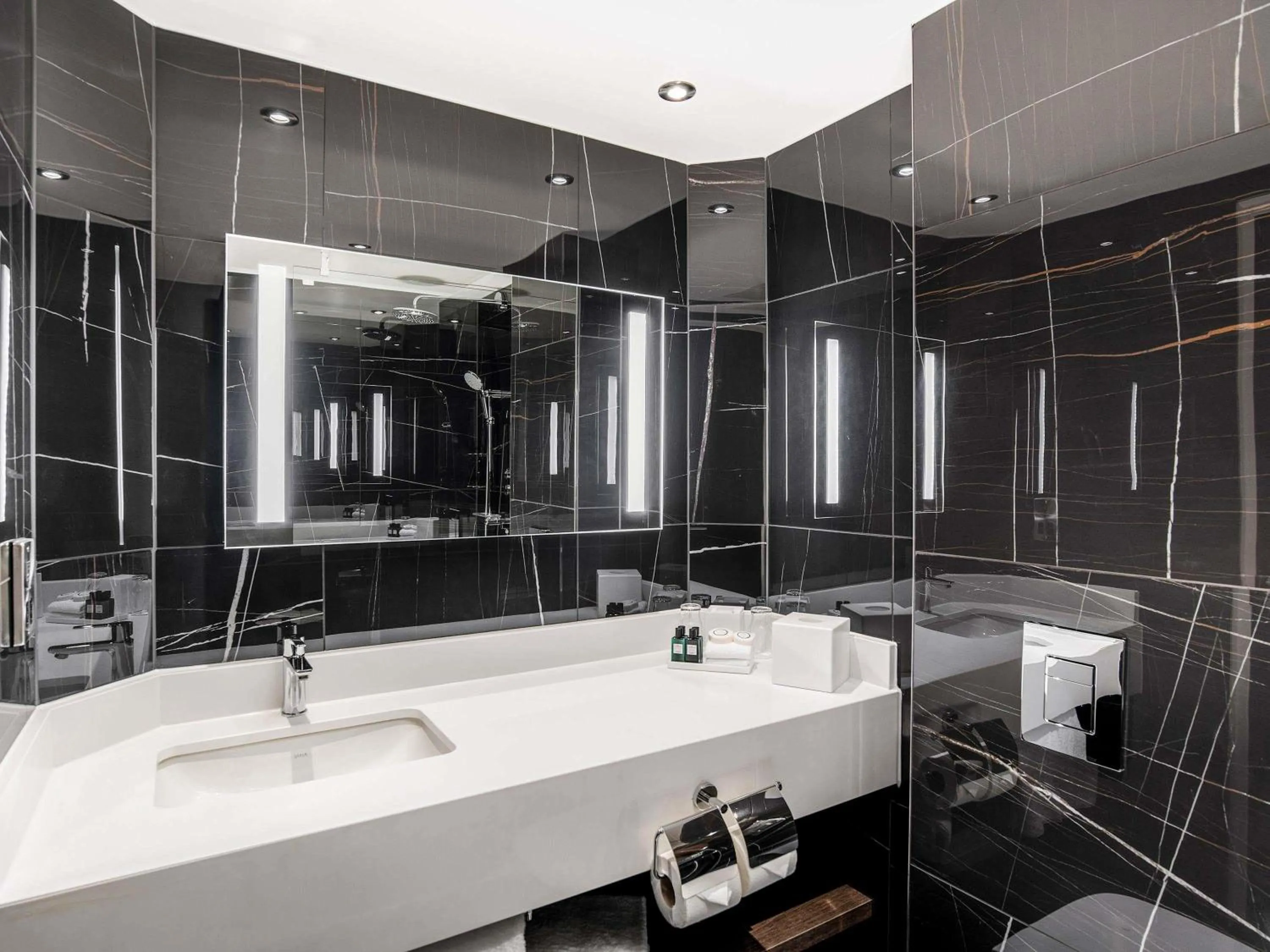 Bedroom in Sofitel London Gatwick