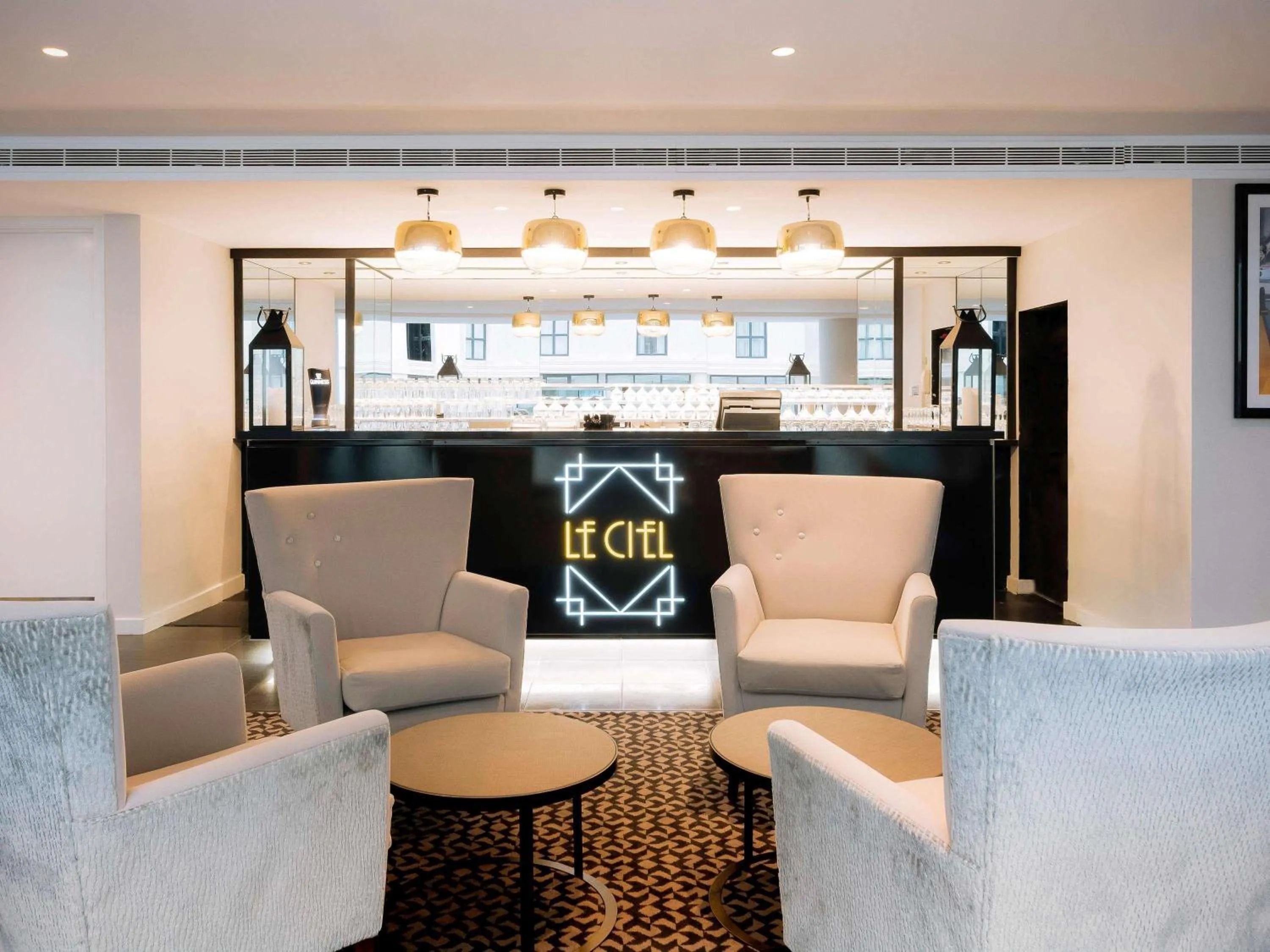 Lounge or bar in Sofitel London Gatwick