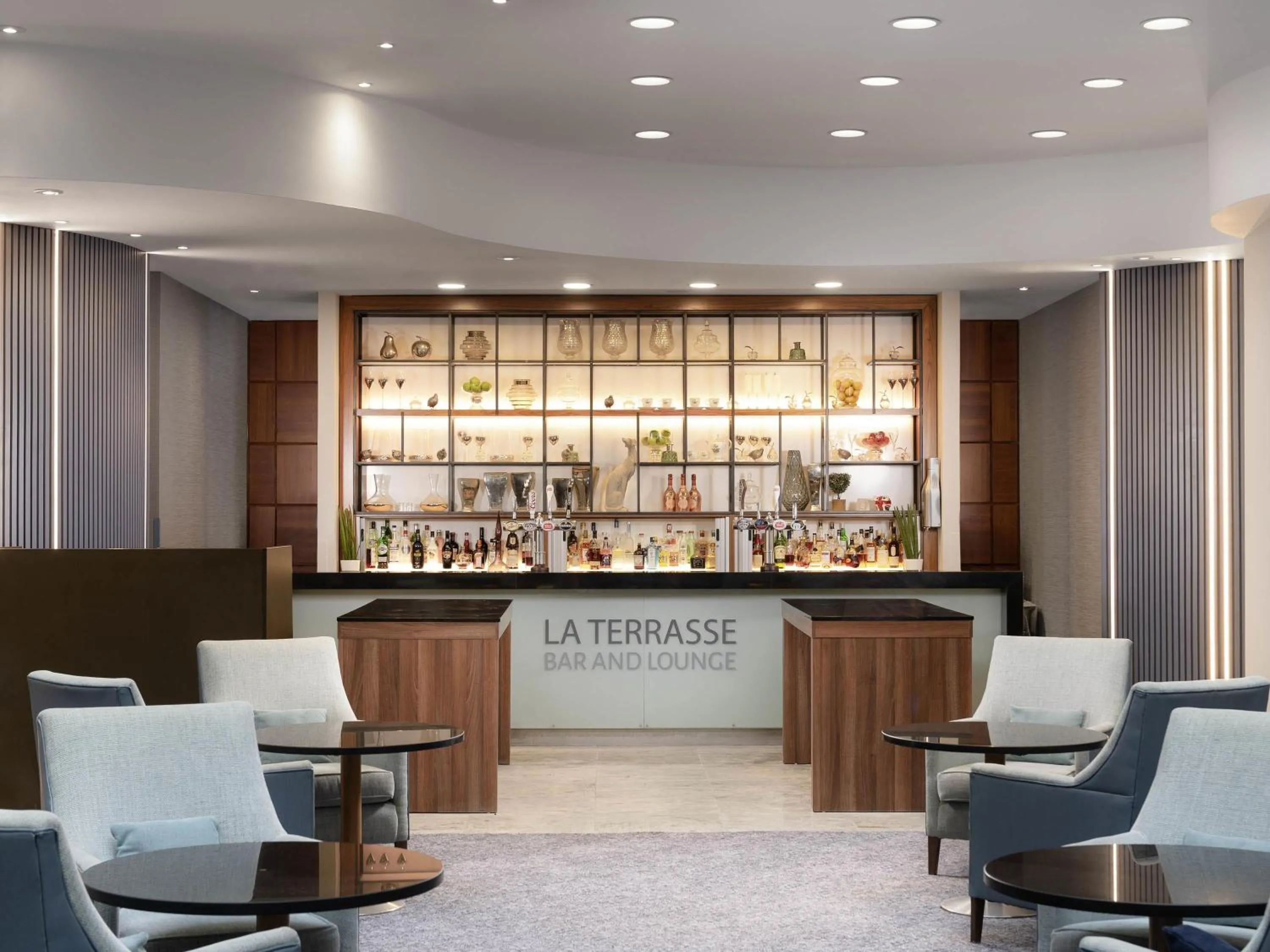 Lounge or bar in Sofitel London Gatwick