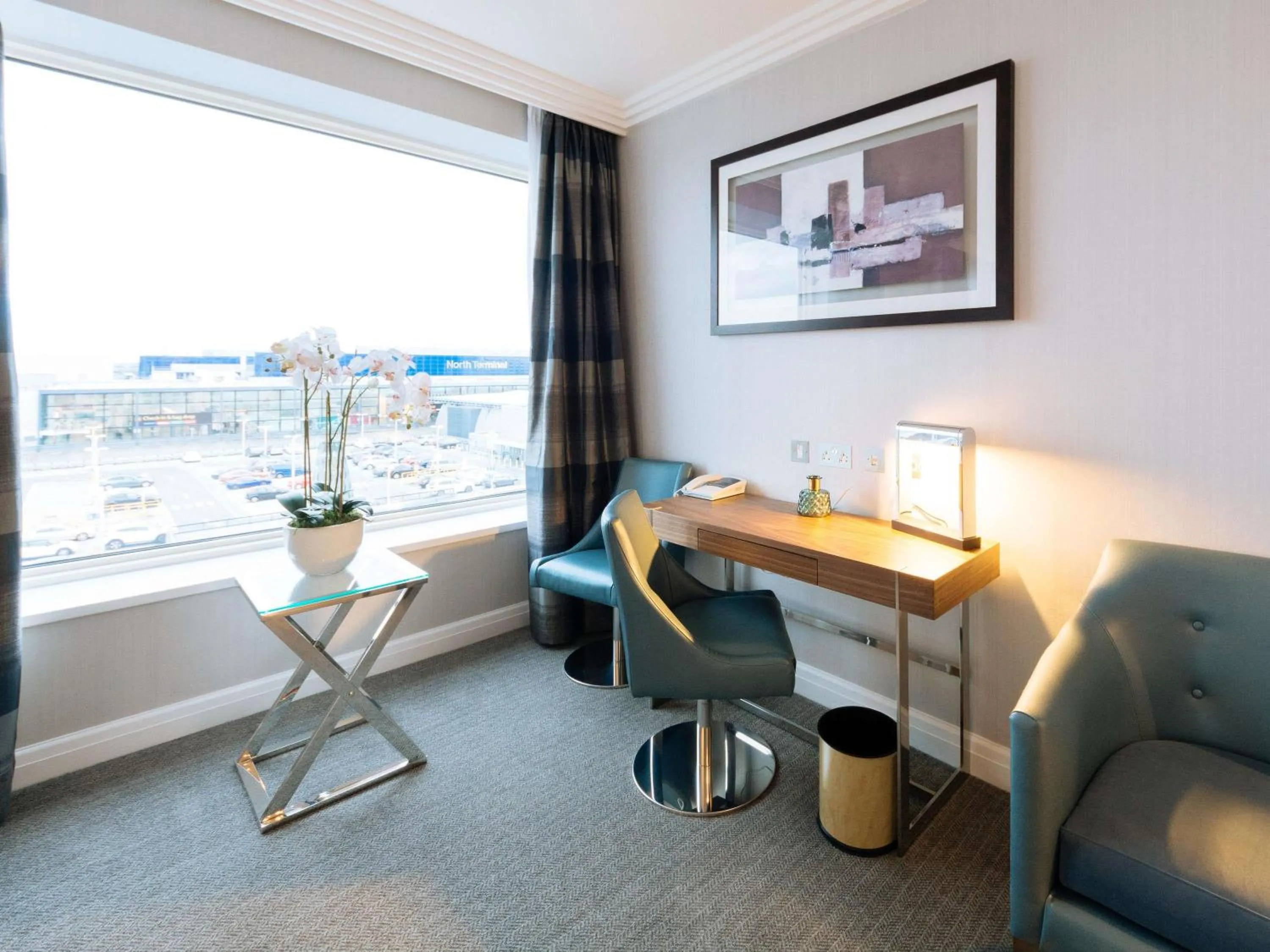 Photo of the whole room in Sofitel London Gatwick