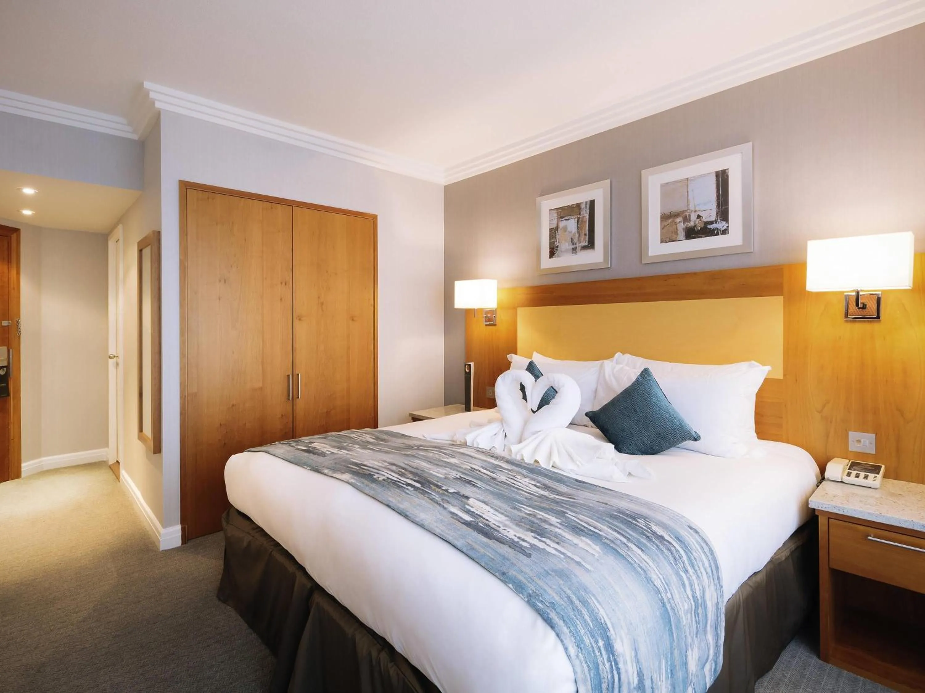 Bedroom, Bed in Sofitel London Gatwick
