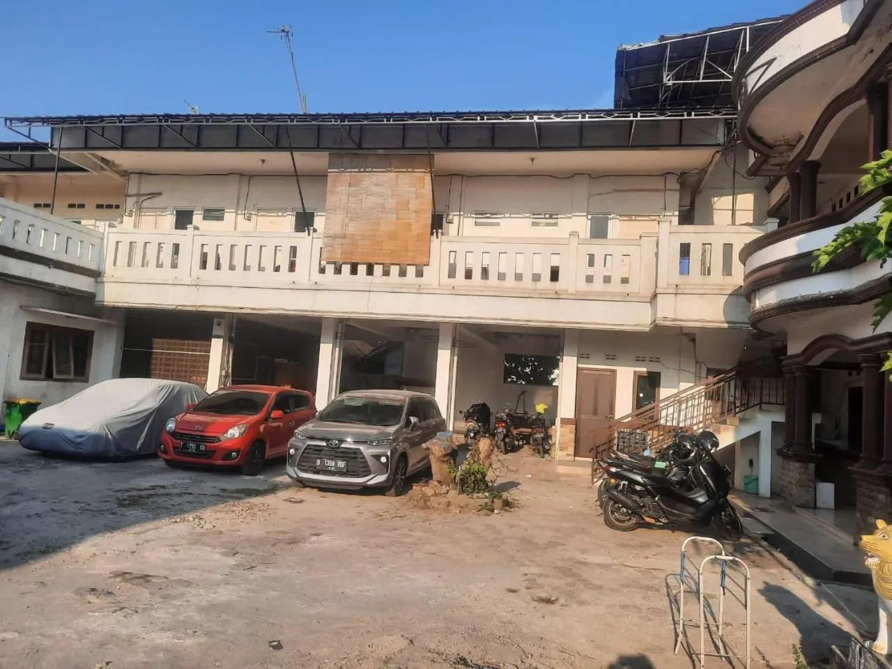 Facade/entrance in OYO Life 93160 Kost Jenny Karawang