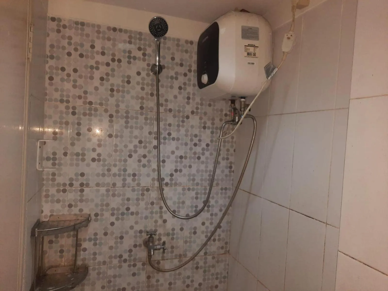 Bathroom in OYO Life 93140 Apartment Grand Sentraland By Fahri