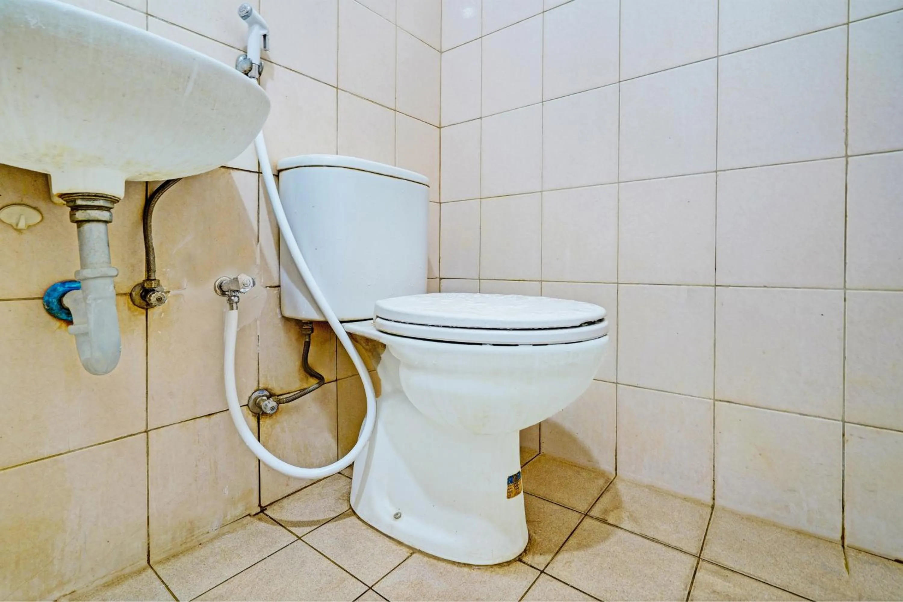 Bathroom in OYO Life 93170 Apartement Gateway Cicadas By Mr Pro