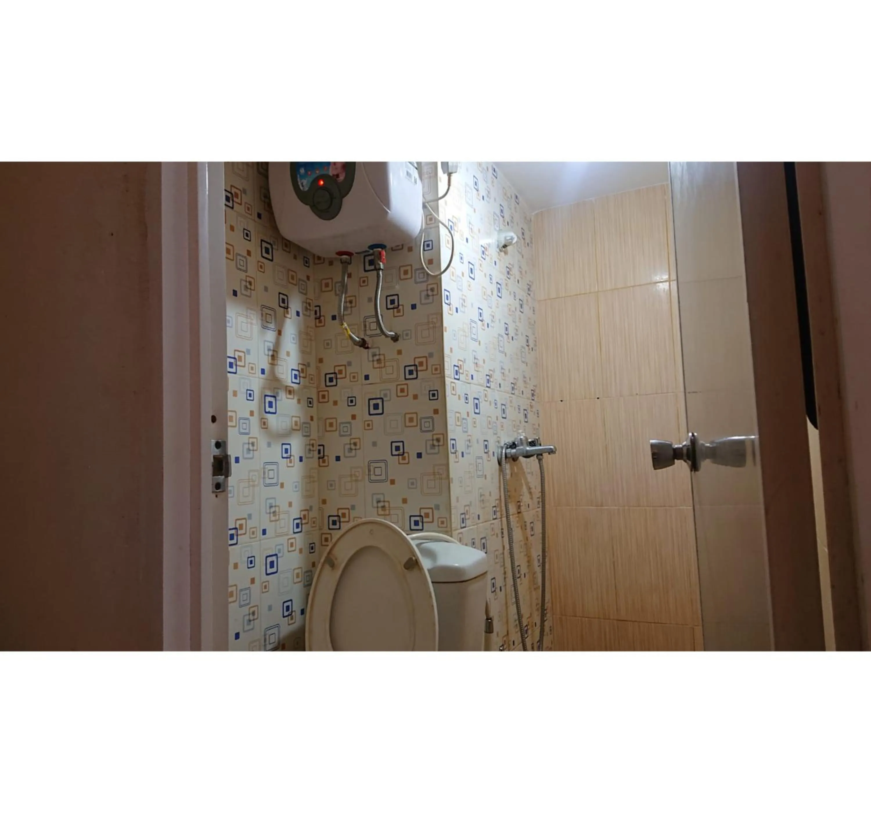 Bathroom in OYO Life 93139 Apartemen Grand Sentraland By Evi