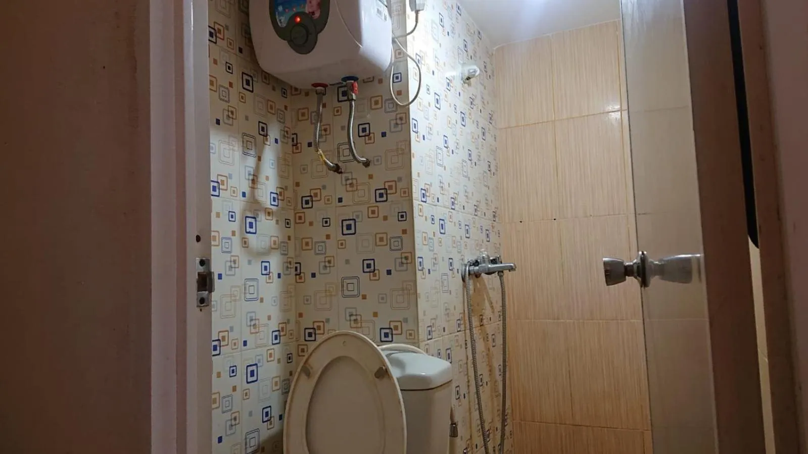 Bathroom in OYO Life 93139 Apartemen Grand Sentraland By Evi