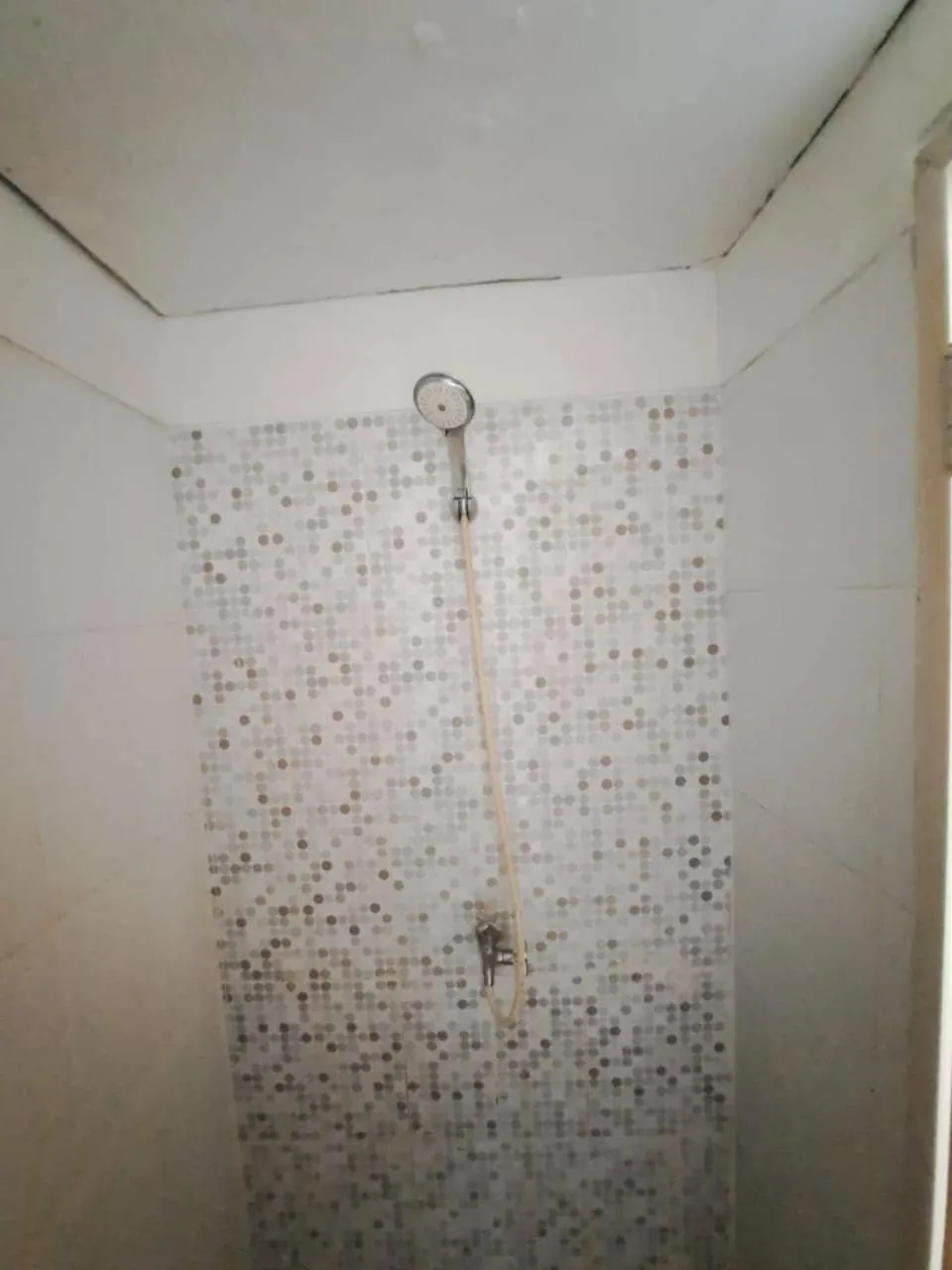 Bathroom in OYO Life 93139 Apartemen Grand Sentraland By Evi