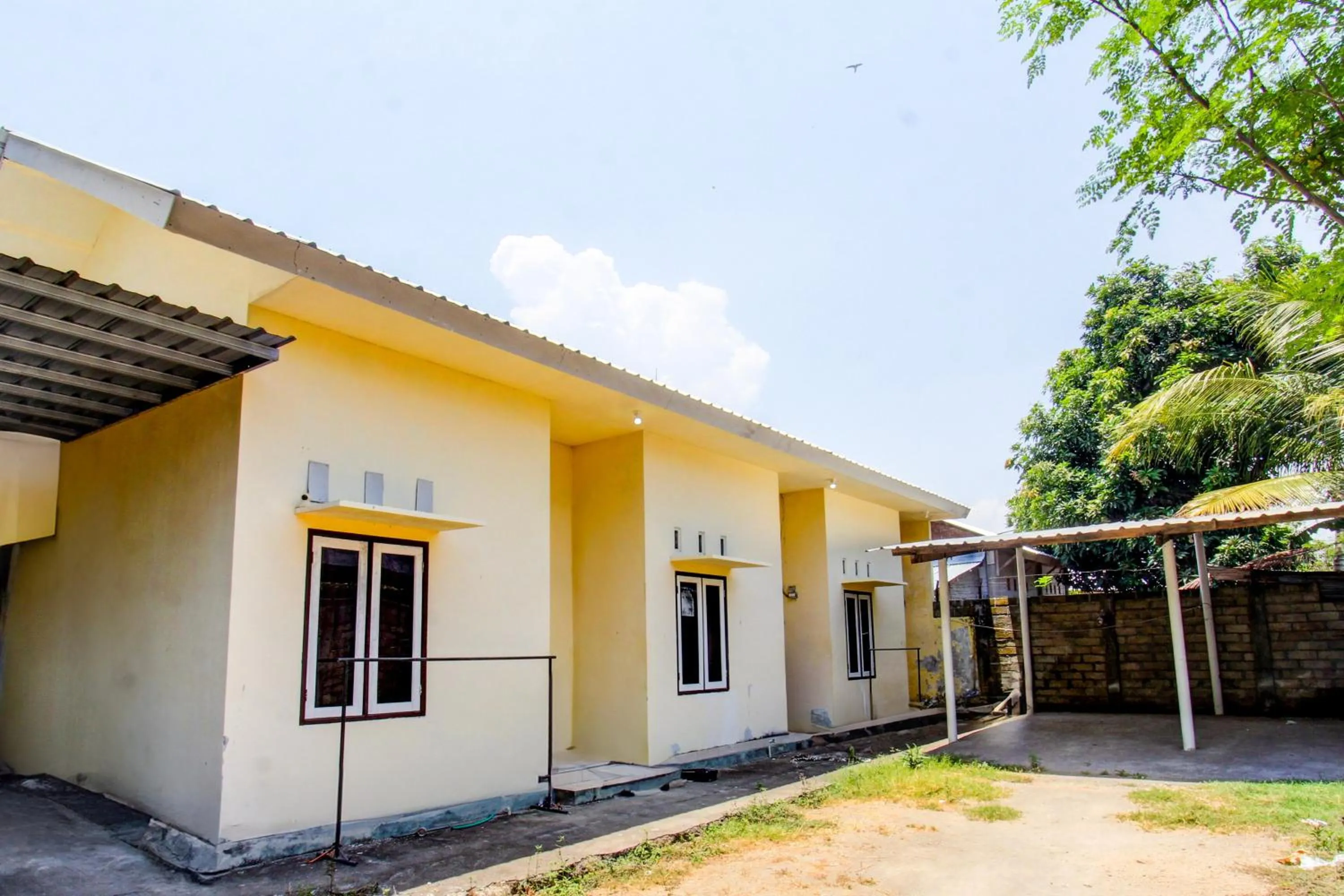 Facade/entrance in OYO Life 93153 Kos Jenggala