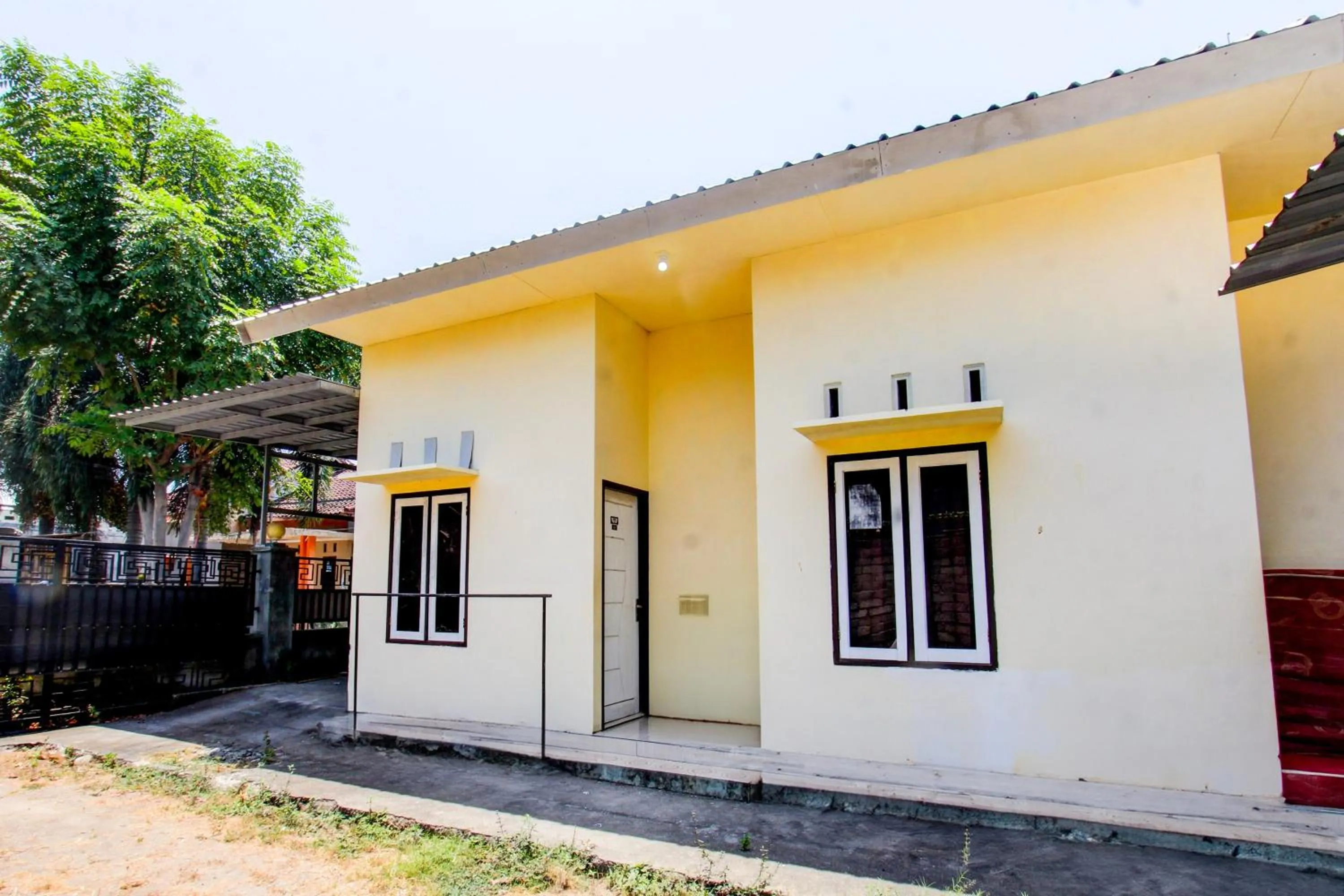 Facade/entrance in OYO Life 93153 Kos Jenggala