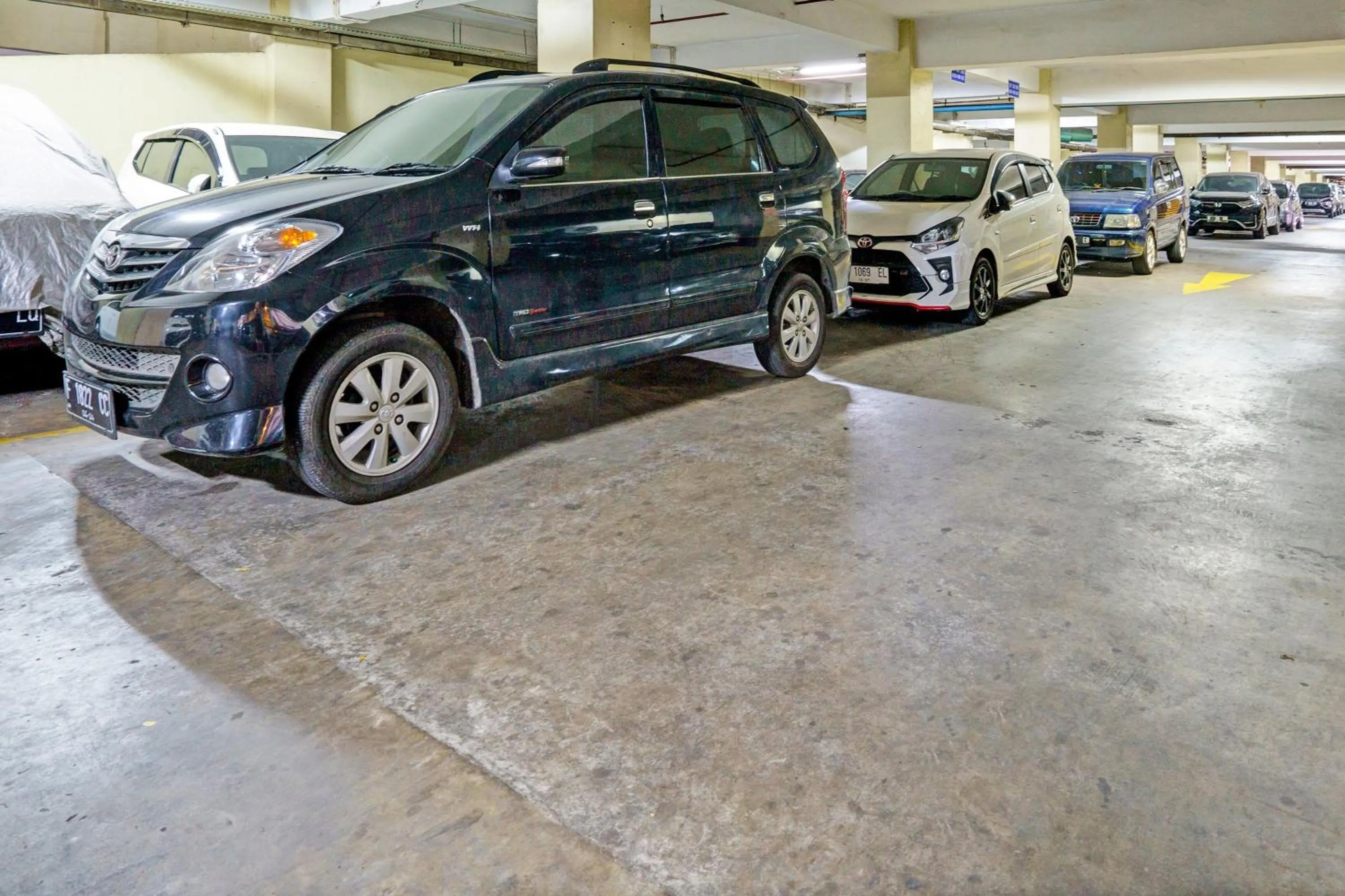 Facade/entrance in OYO Life 93120 Apartement Gateway Cicadas By Sarana Cipta Mahakarya