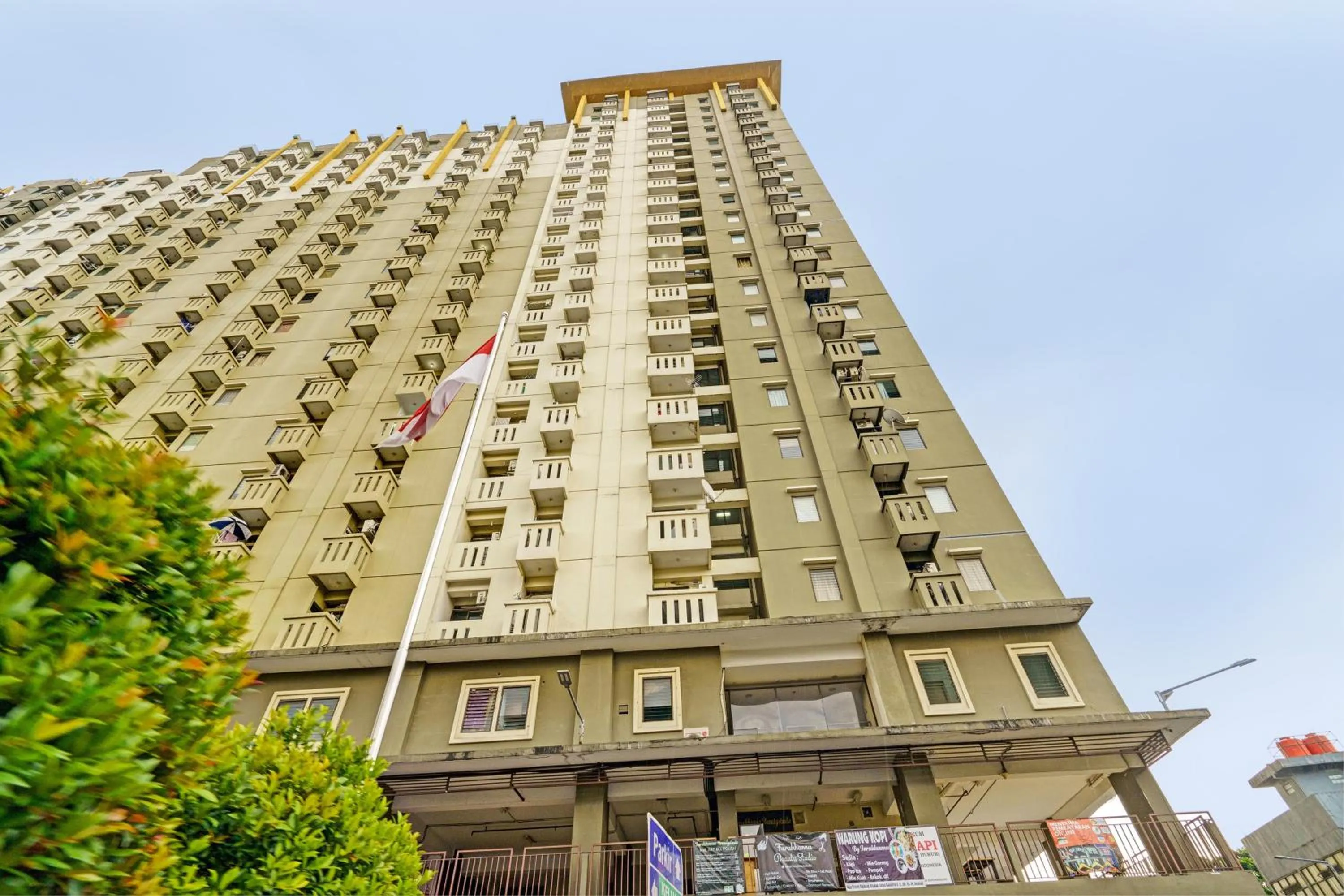 Facade/entrance in OYO Life 93120 Apartement Gateway Cicadas By Sarana Cipta Mahakarya