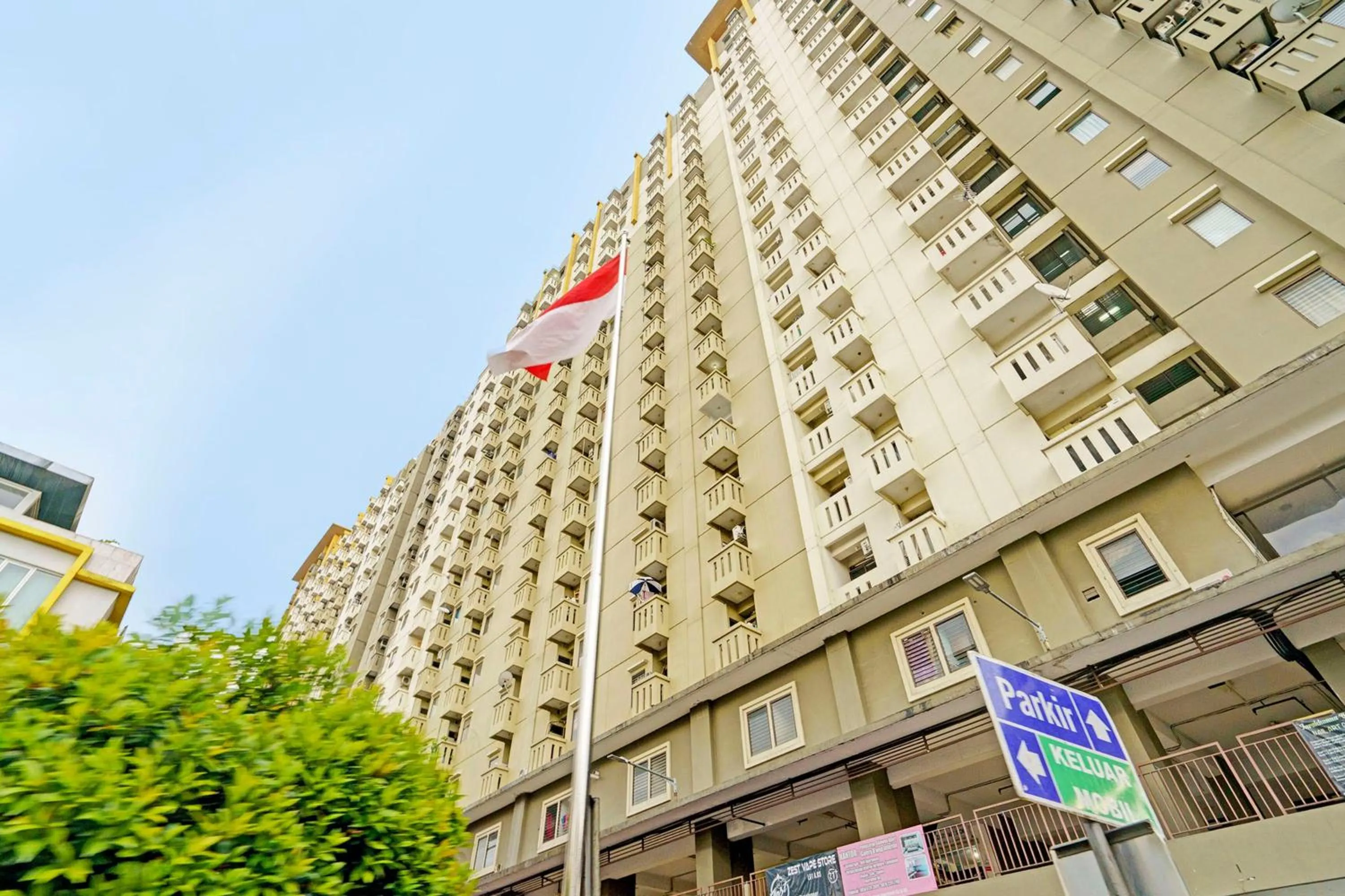 Facade/entrance in OYO Life 93103 Apartement Gateway Cicadas By Fikri Room