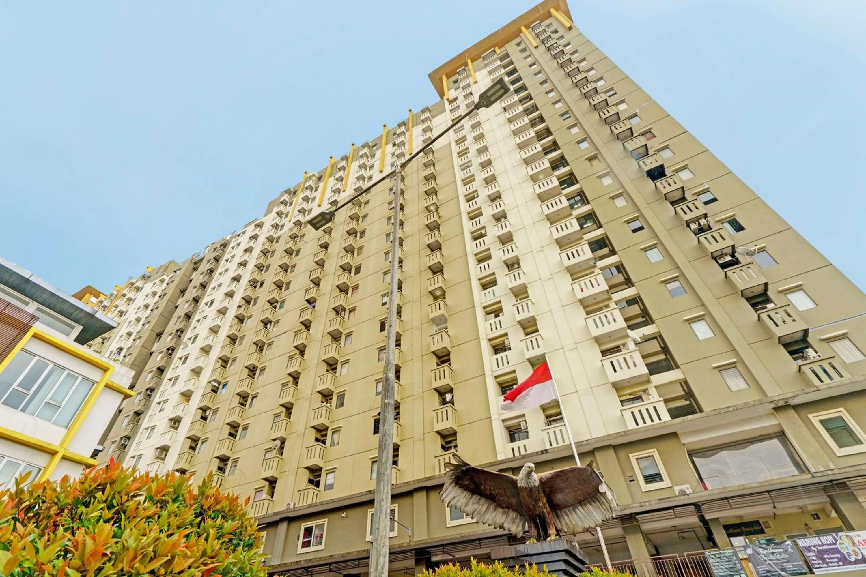 Facade/entrance in OYO Life 93103 Apartement Gateway Cicadas By Fikri Room