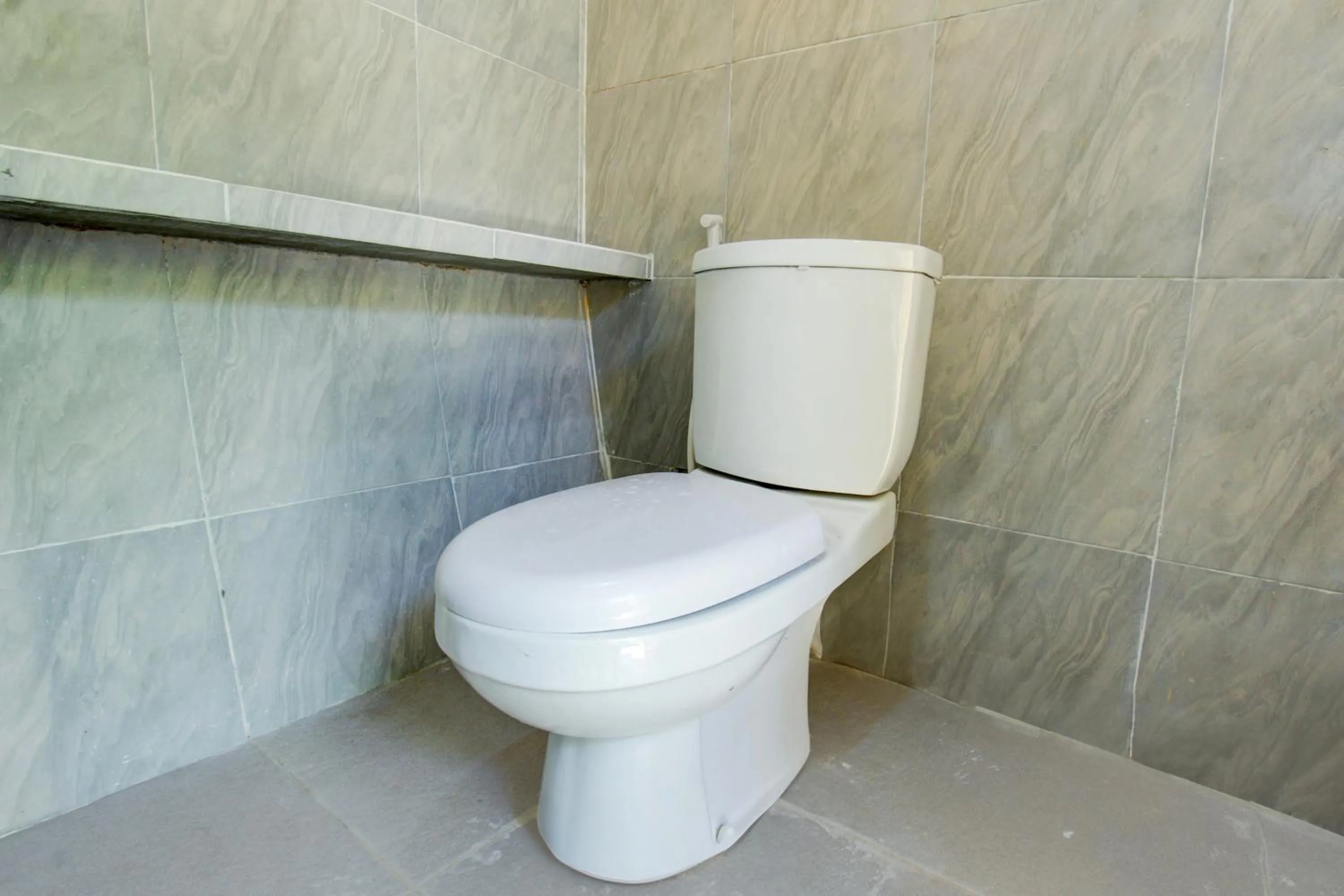 Bathroom in OYO Life 93157 Kos Kaloka