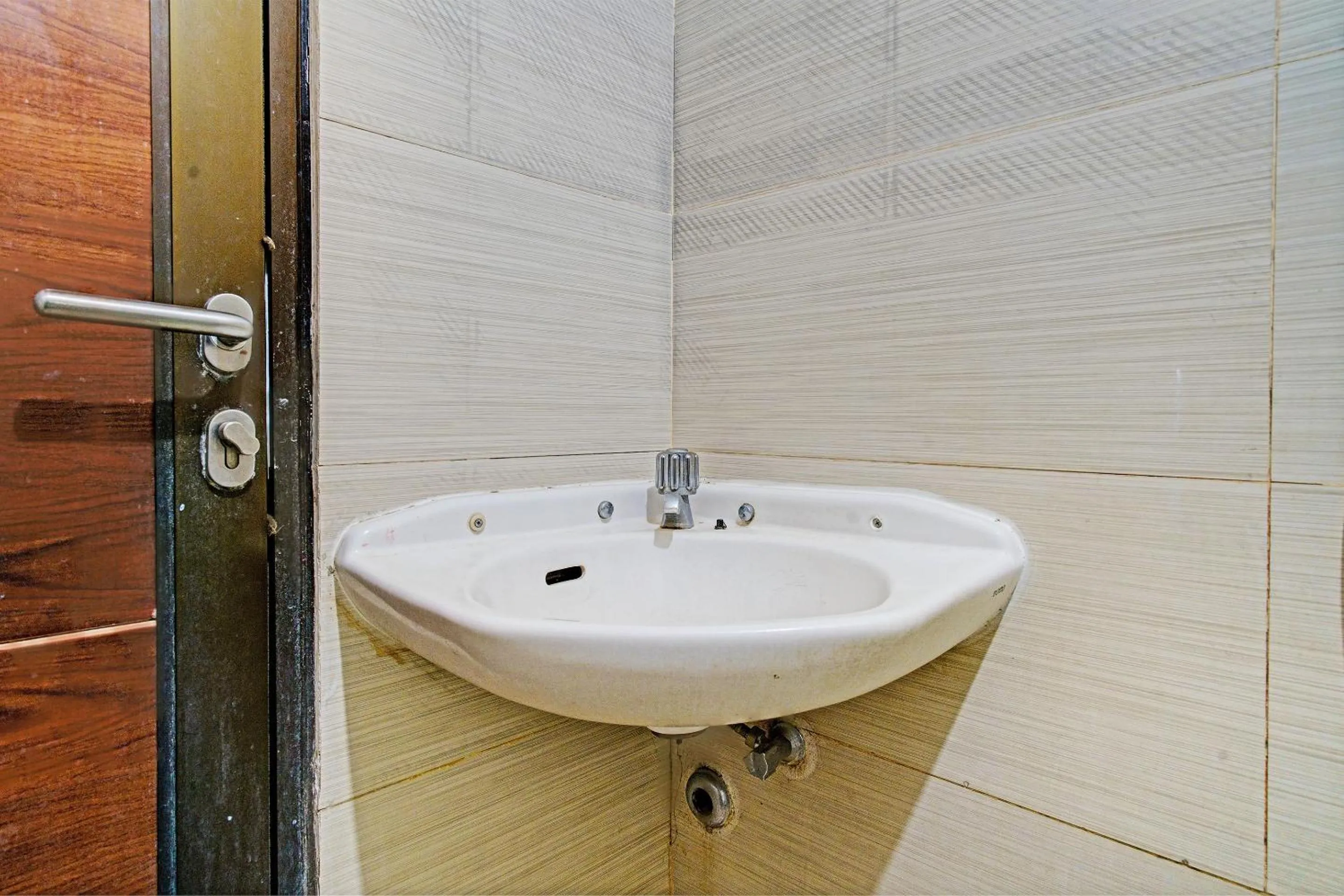 Bathroom in OYO Life 93065 Apartemen Gateway Pasteur By Glory Rent