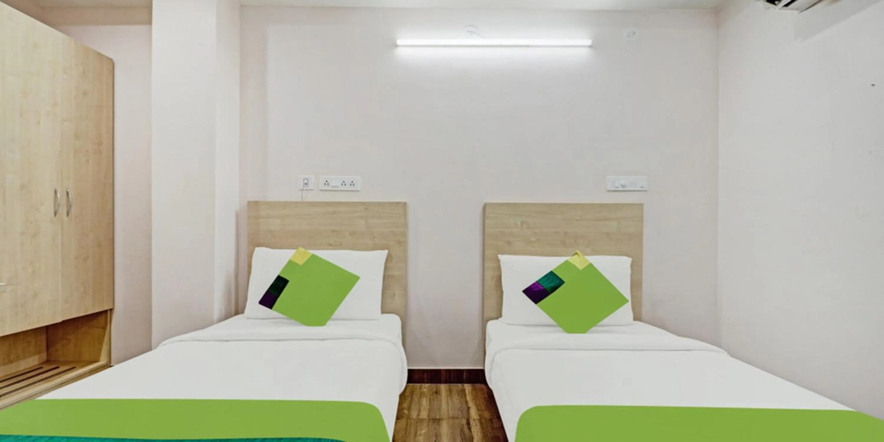 Bedroom, Bed in De Crown Luxury Hotel