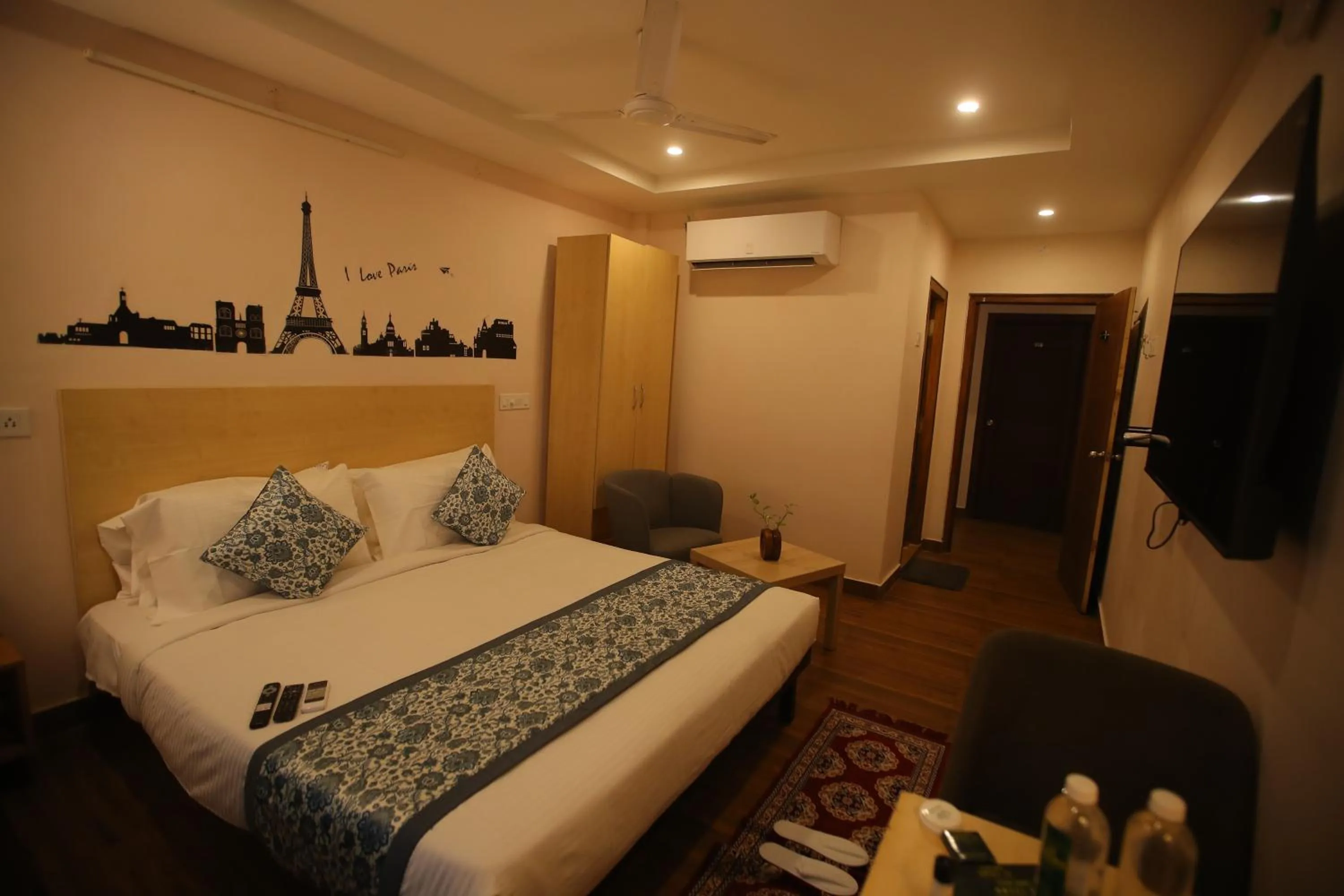 Bed in De Crown Luxury Hotel