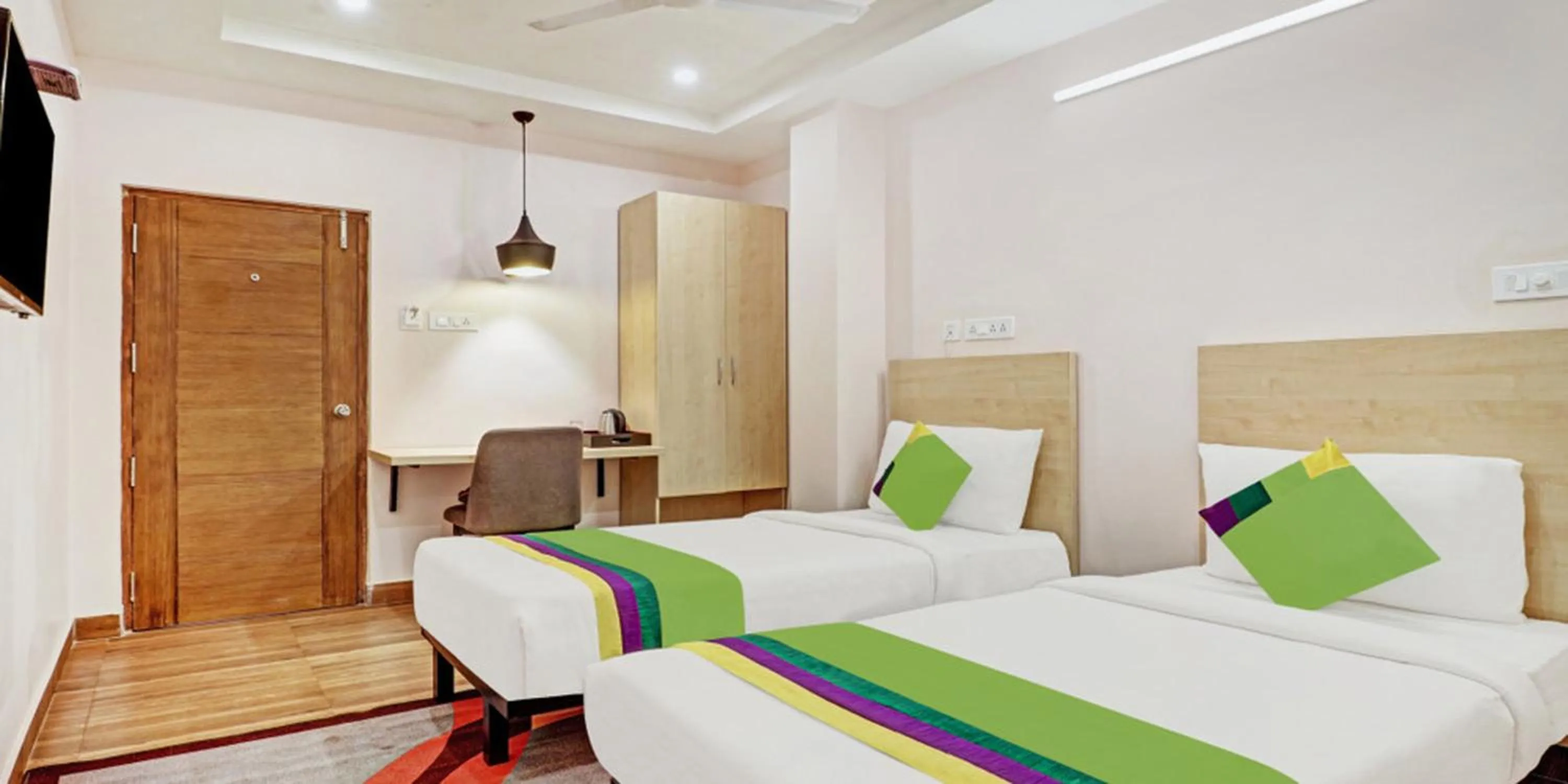 Bedroom, Bed in De Crown Luxury Hotel